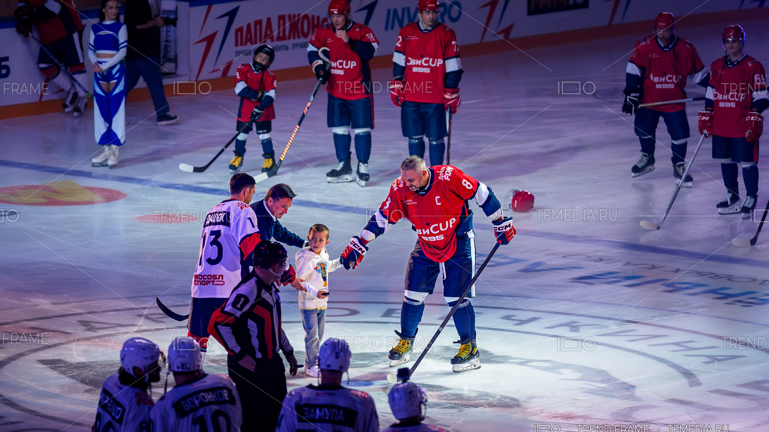 фото хоккей — символическое вбрасывание шайбы, Александр Овечкин и Павел Дацук на Кубке Овечкина 2025 — TrendFrame