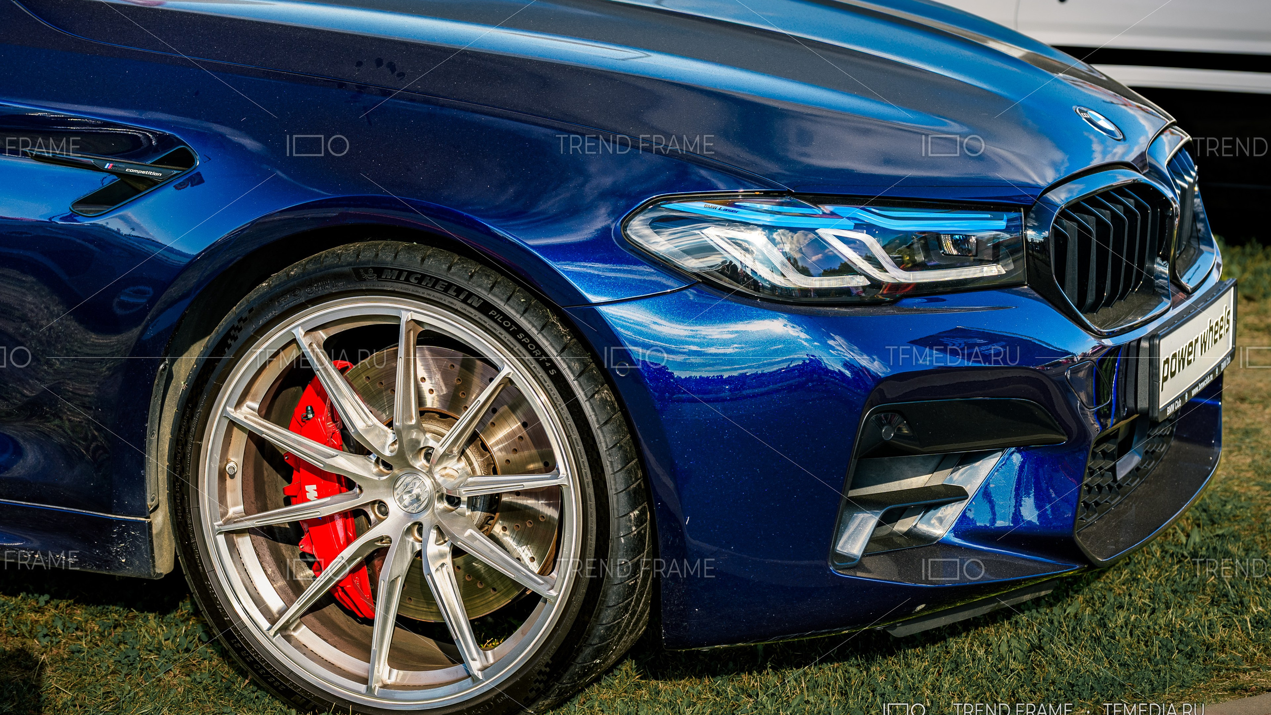 Кованый диск Power Wheels на BMW — боковой фронтальный ракурс, полированные спицы и красный суппорт, премиальная съёмка Москва