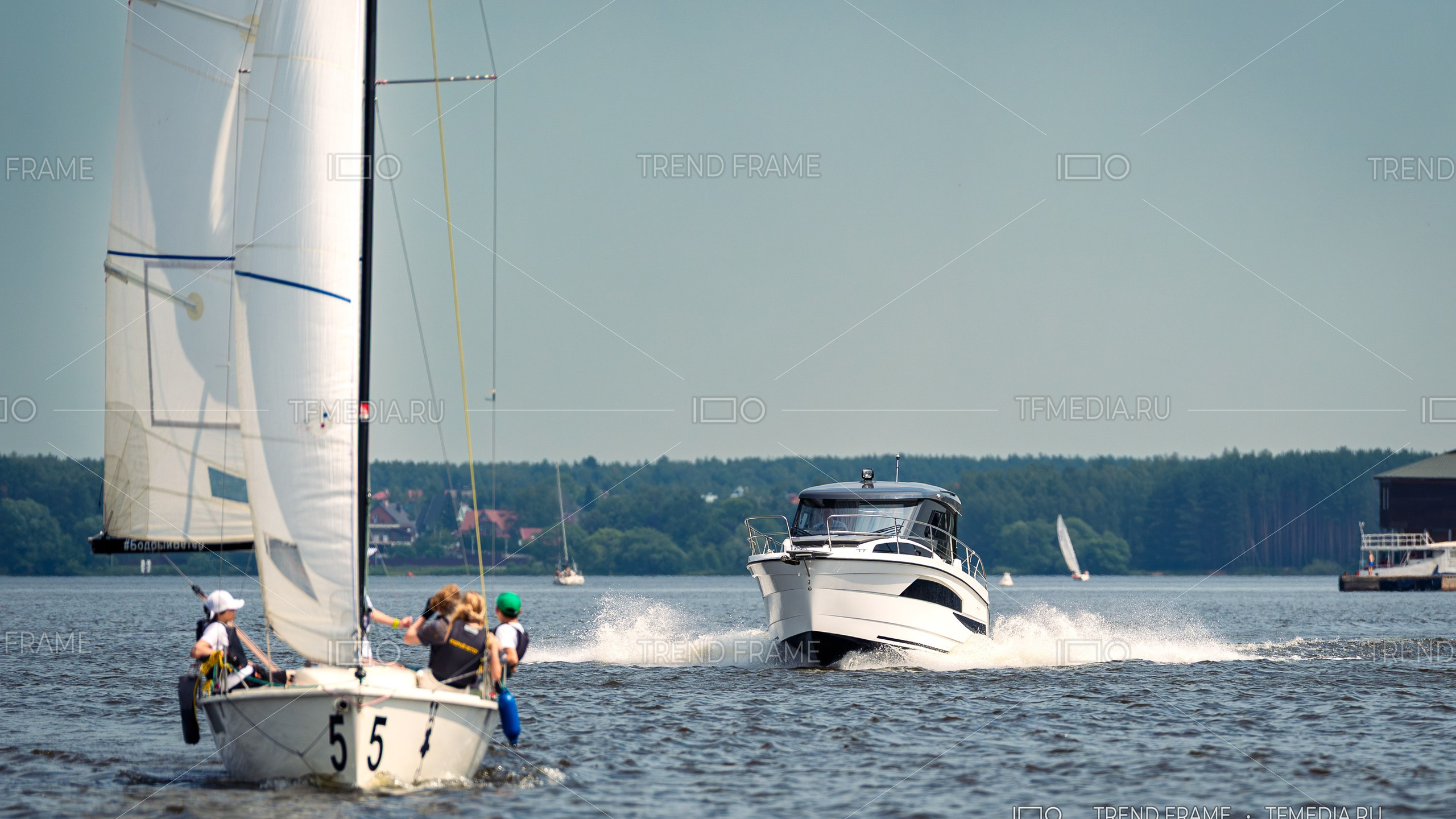 Nautic 880 — замедленная съёмка: фриз-кадр обгона парусника