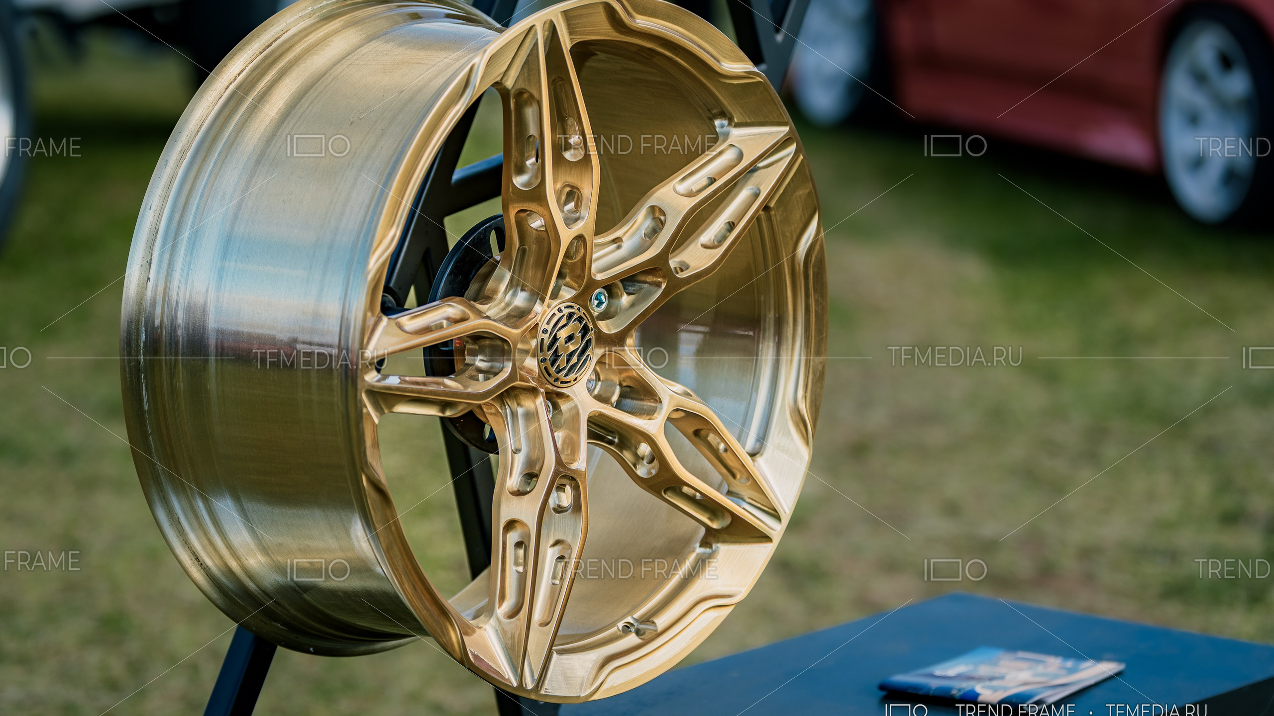 Кованый диск Power Wheels — золотистое покрытие, боковой ракурс на подставке, премиальная предметная съёмка Москва