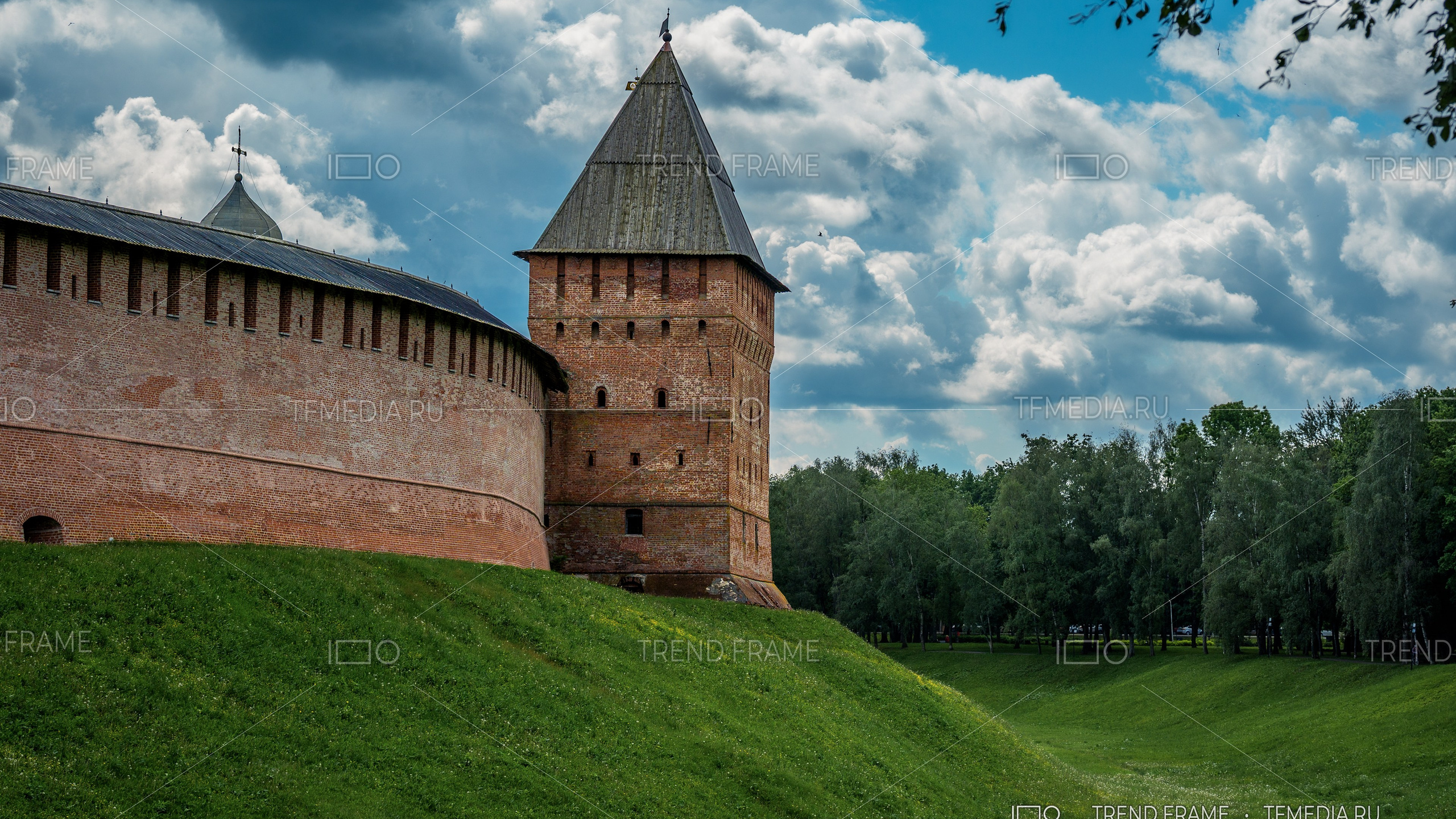 Краснокирпичная башня и стена Новгородского кремля — пример архитектурной фотосъёмки и визуальной передачи масштаба объекта