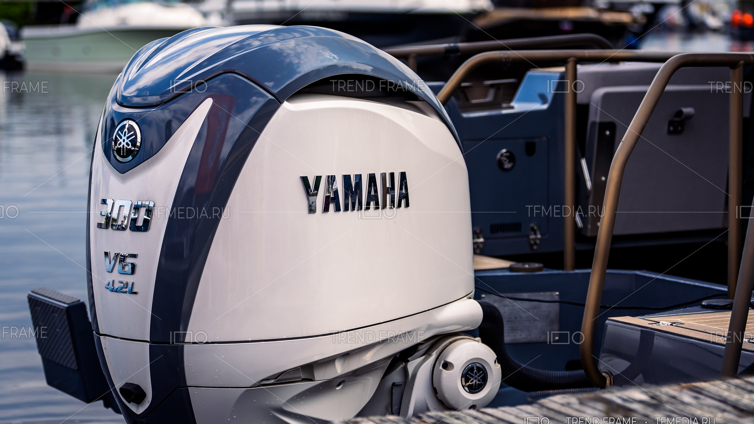 Yamaha 300 V6 — фотосъёмка лодочного мотора в белом корпусе