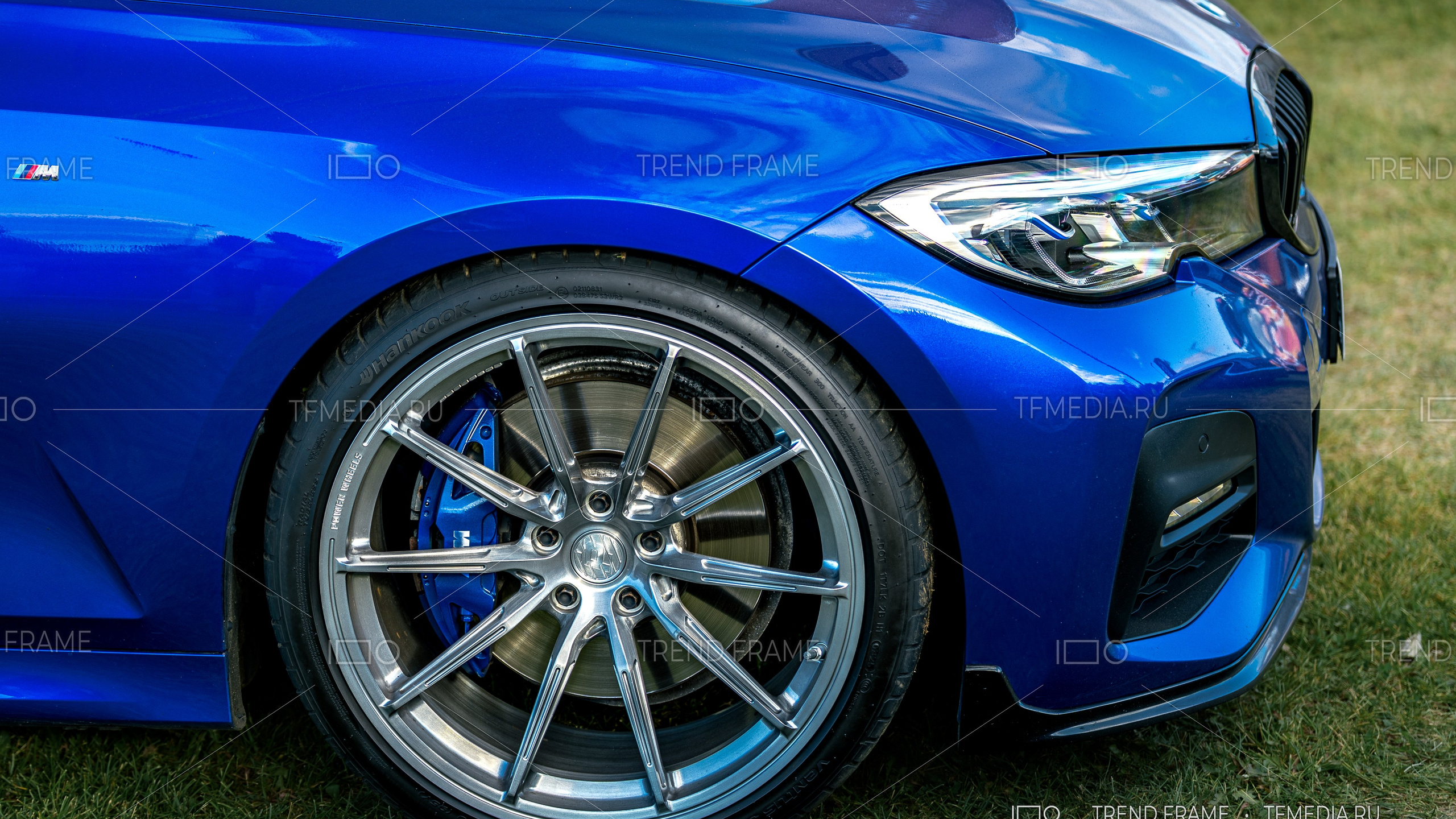 Кованый диск Power Wheels на BMW M — боковой фронтальный ракурс, полированные спицы и синий суппорт, премиальная съёмка Москва