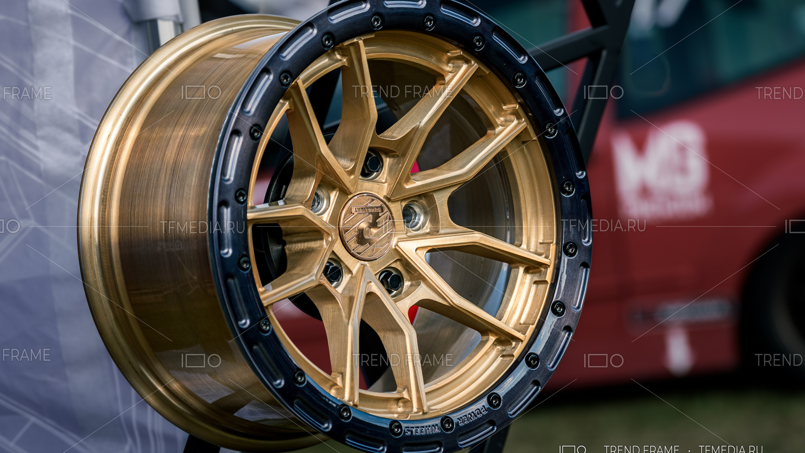 Кованый диск Power Wheels — золотистое покрытие со спицами, чёрный обод с декоративными болтами, предметная съёмка Москва