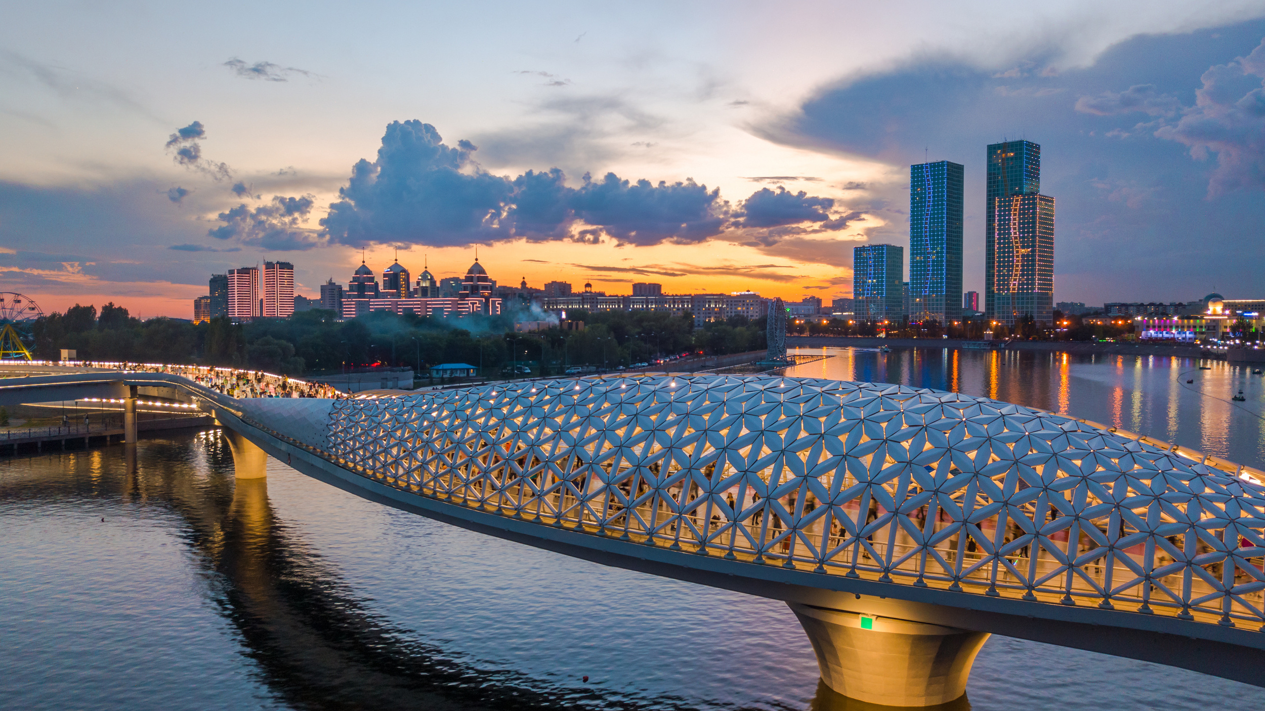 Пешеходный мост «Атырау» в Астане