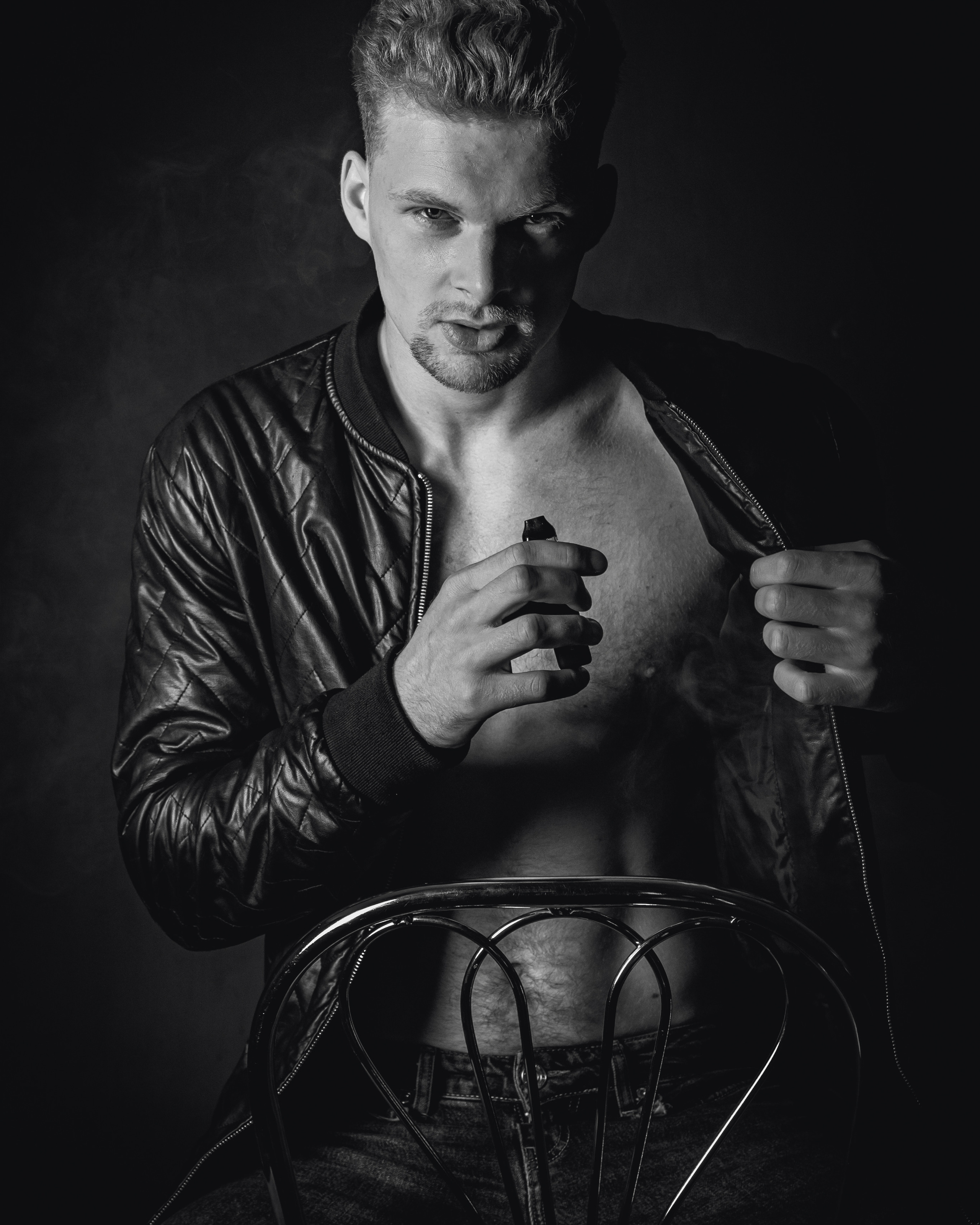 Никита. Мужская фотосессия на черном фоне
