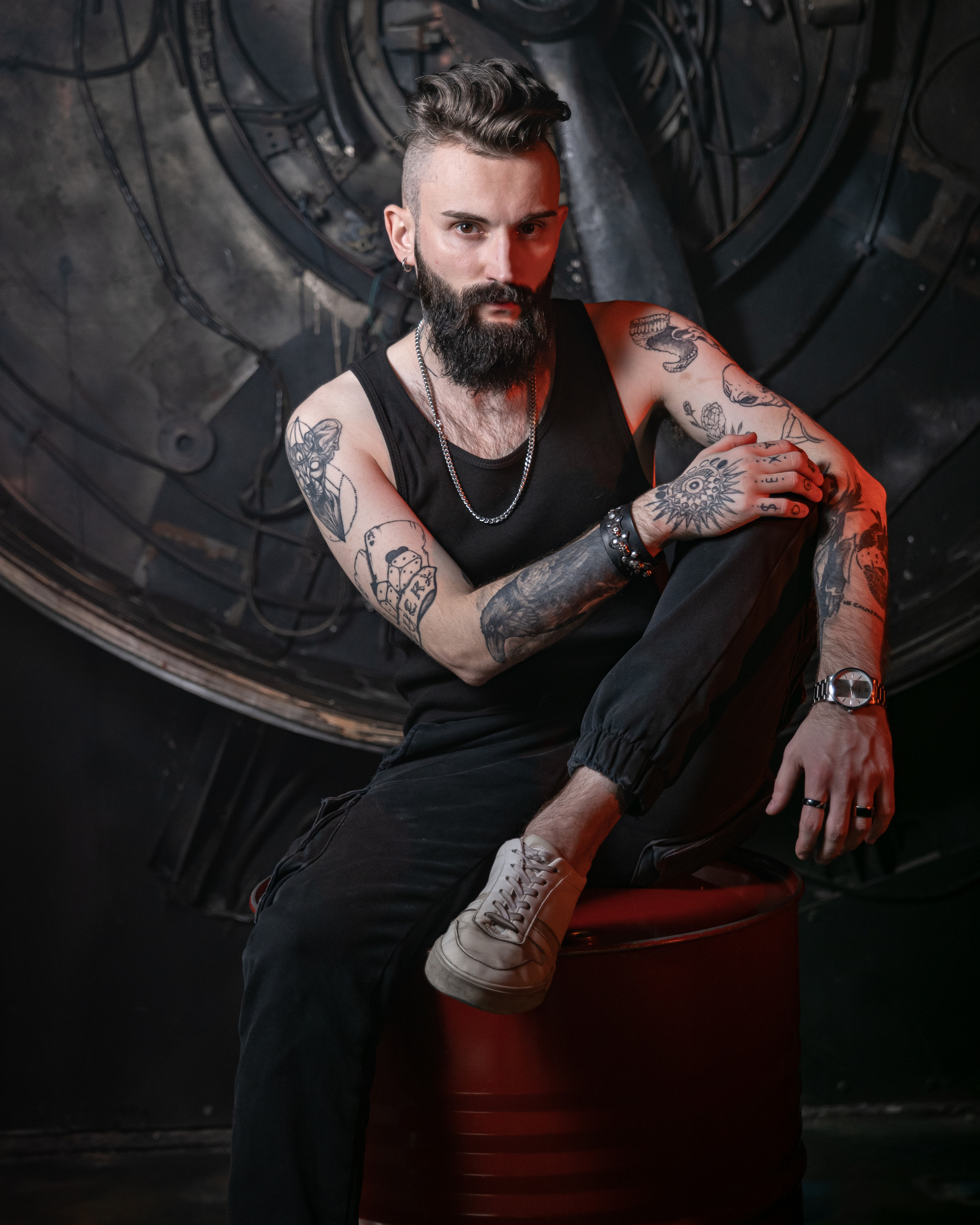 Кирилл. Мужской портрет в темном зале