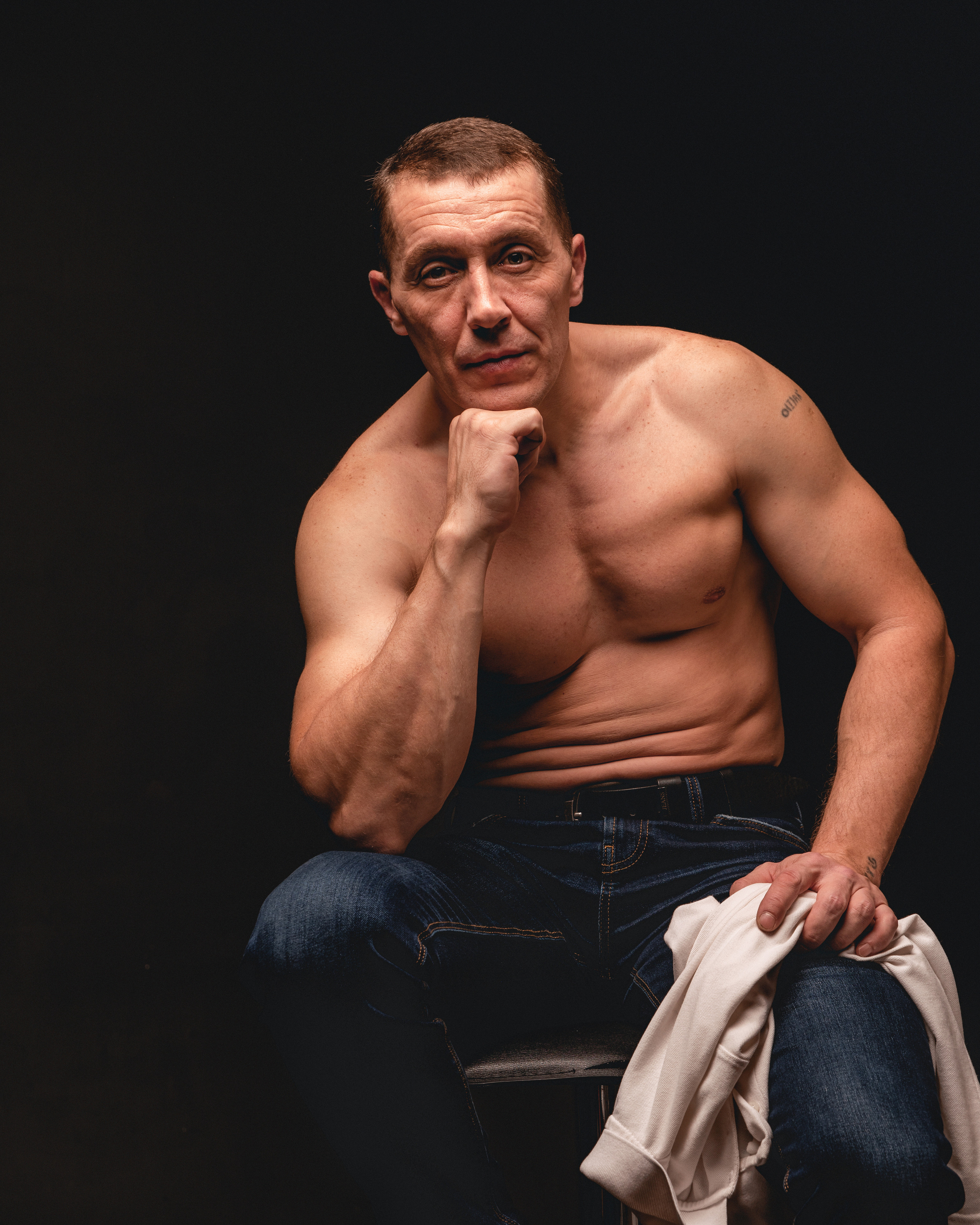 Алексей. Мужской портрет на черном фоне