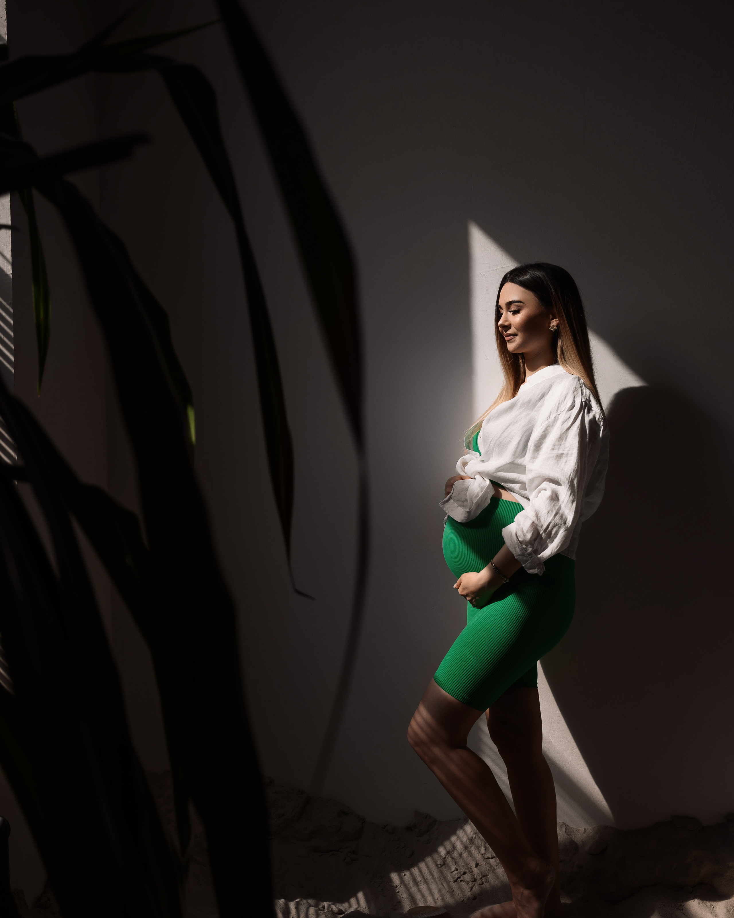 Фотосессия беременности в интерьерной студии