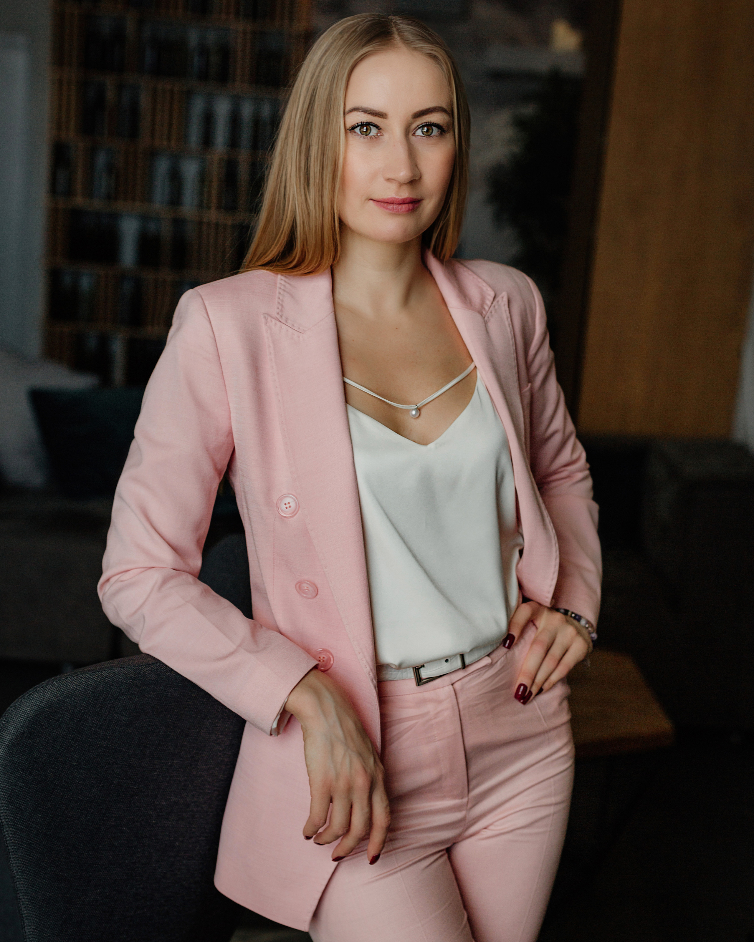 Юлия: банковский работник