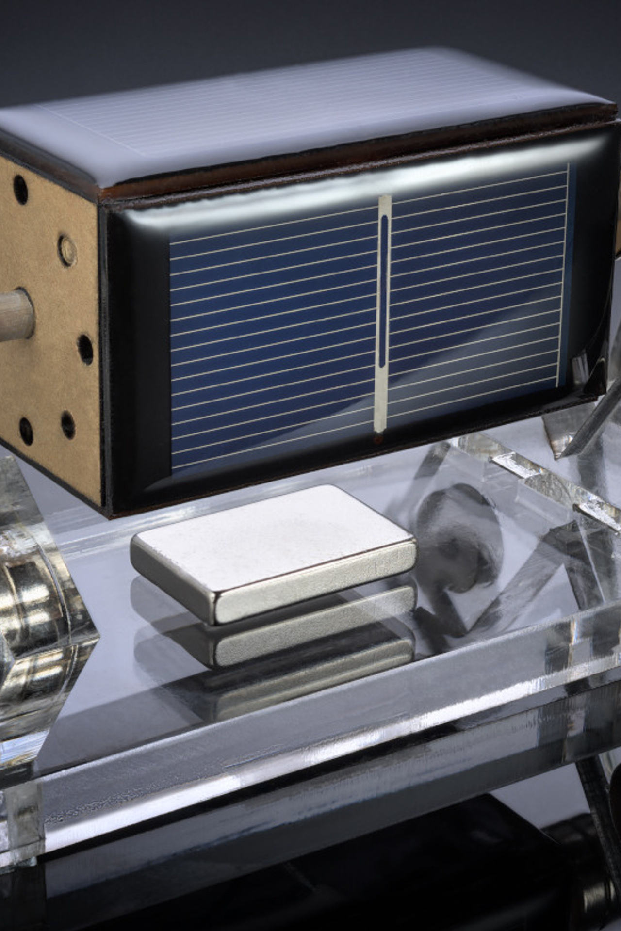 Фотография левитирующей лампы. Устремляясь ввысь… (фото от автора с ником Tom Fincher)