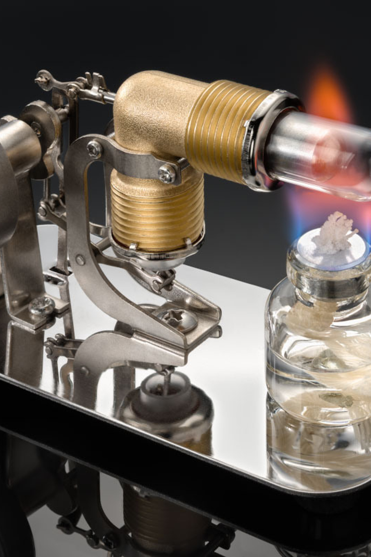 Фотография левитирующей лампы. Устремляясь ввысь… (фото от автора с ником Tom Fincher)