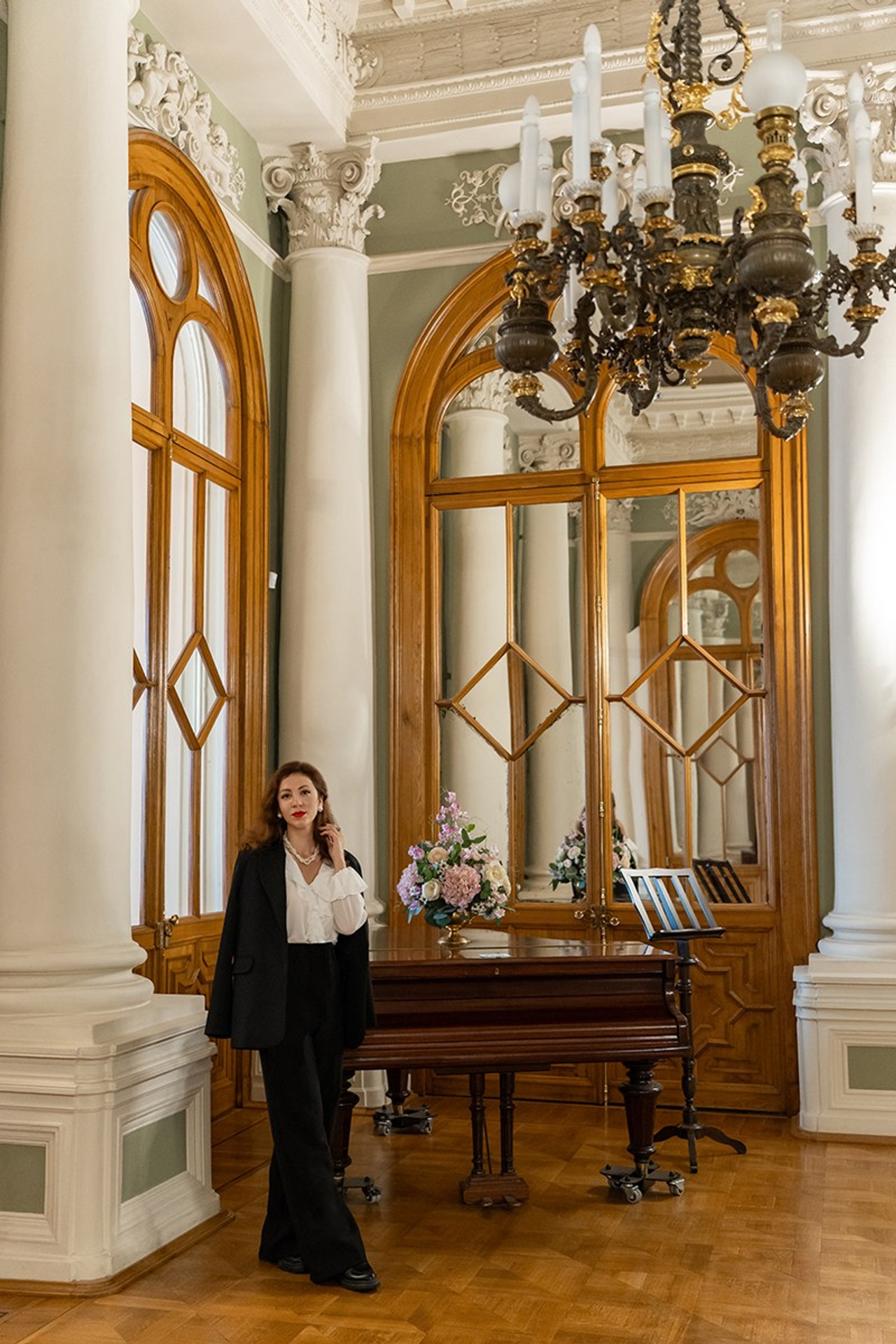 Парадная с кариатидами в переулке Ульяны Громовой. Фотограф и искусствовед в Туле и Санкт-Петербурге Нелли Некрасова