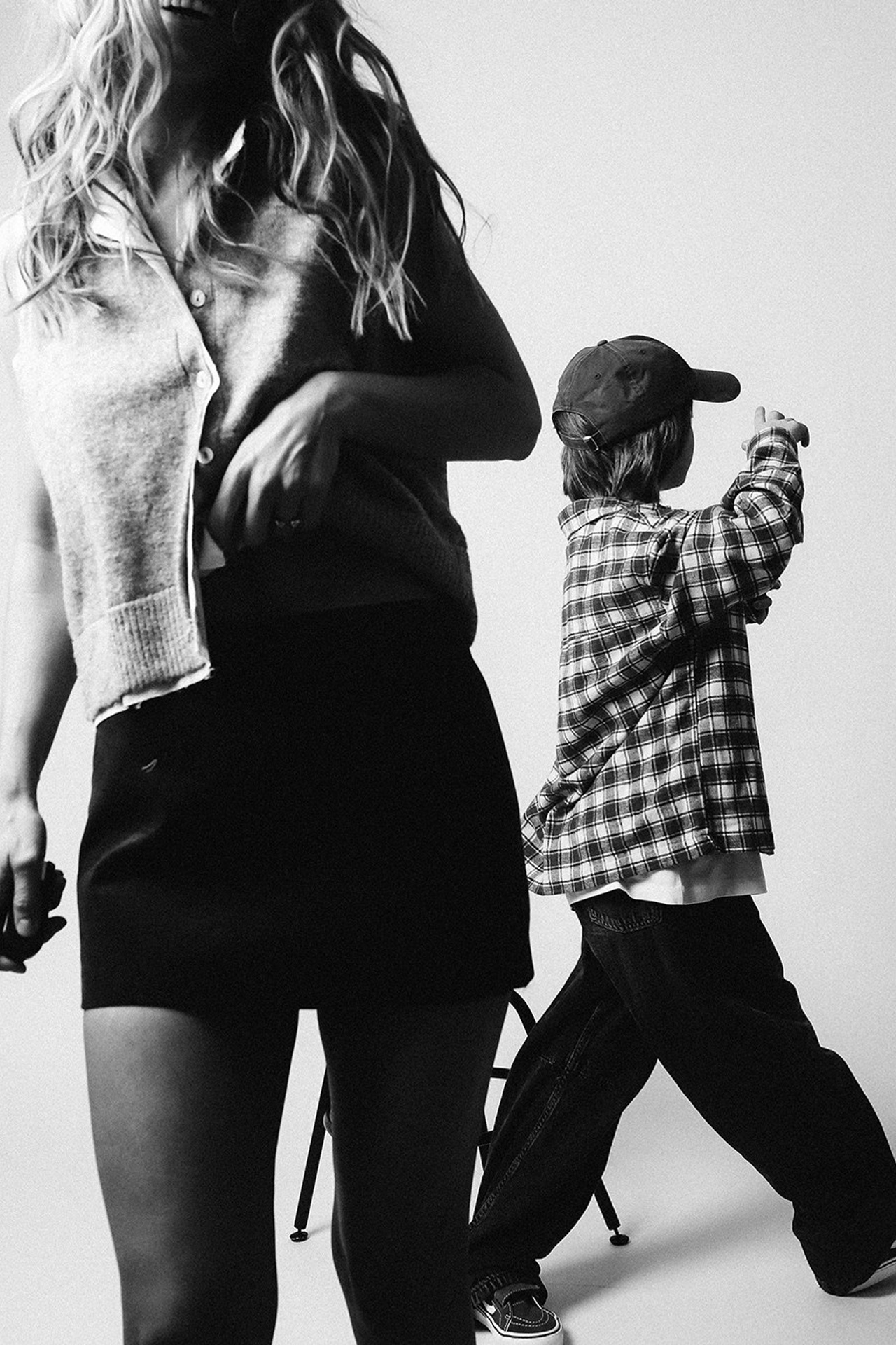 Фон «Волжский песочек» в фотостудии автопортрета ч/б и цвет