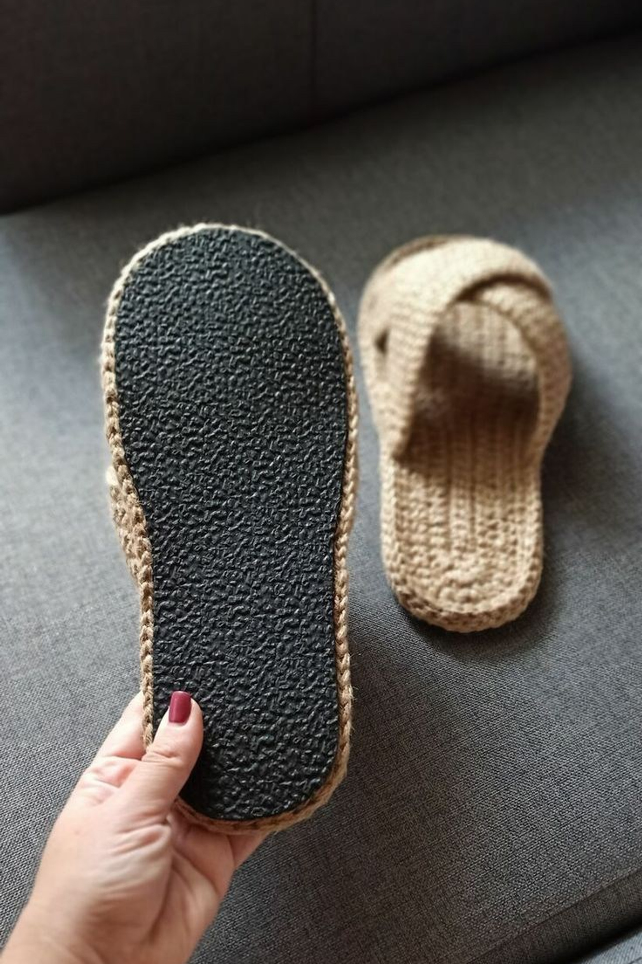 Предметная съемка тапочек на темном фоне для подчеркивания формы и цвета