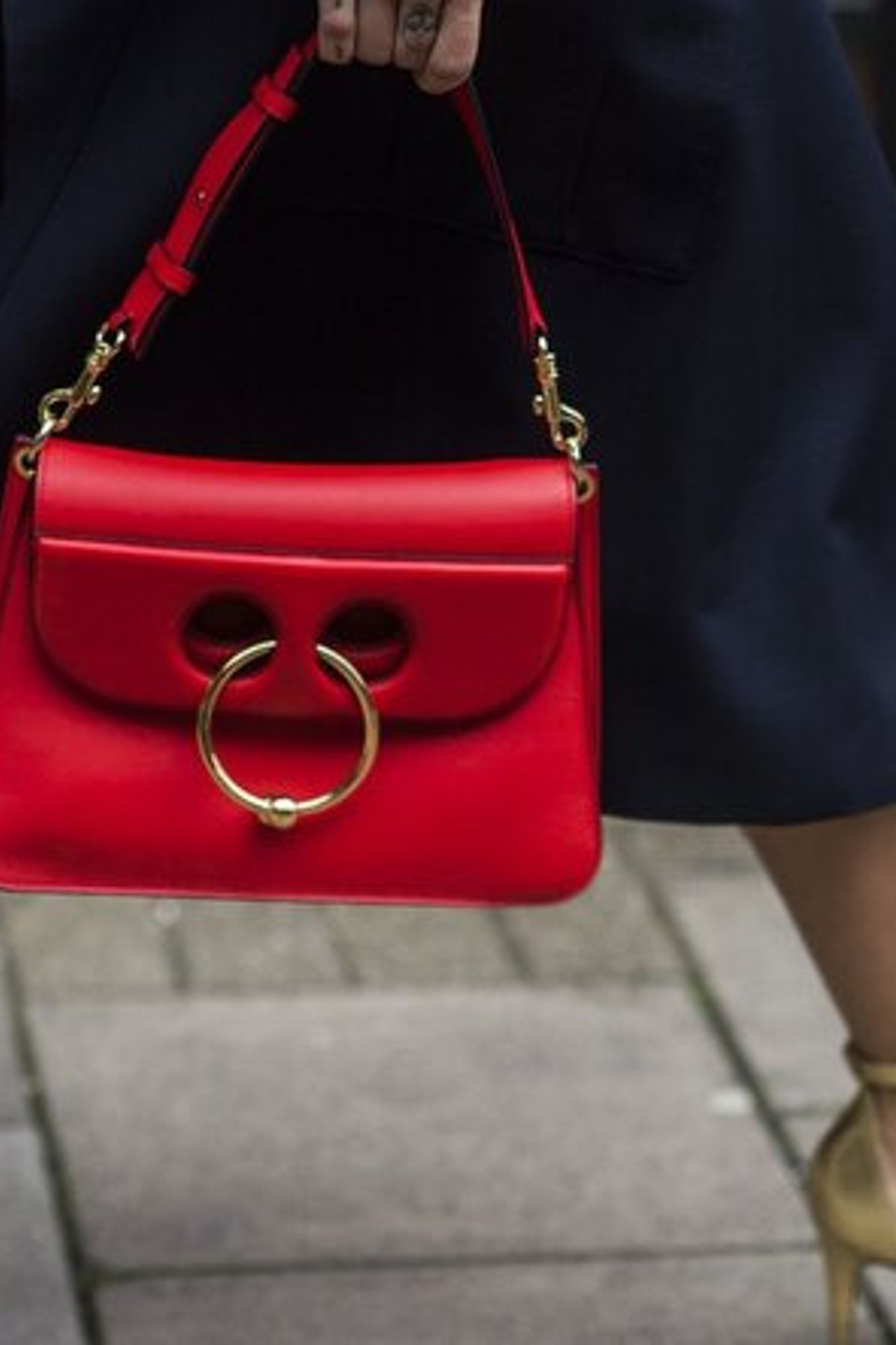 Идеи для женских сумок с блестящими металлическими акцентами.