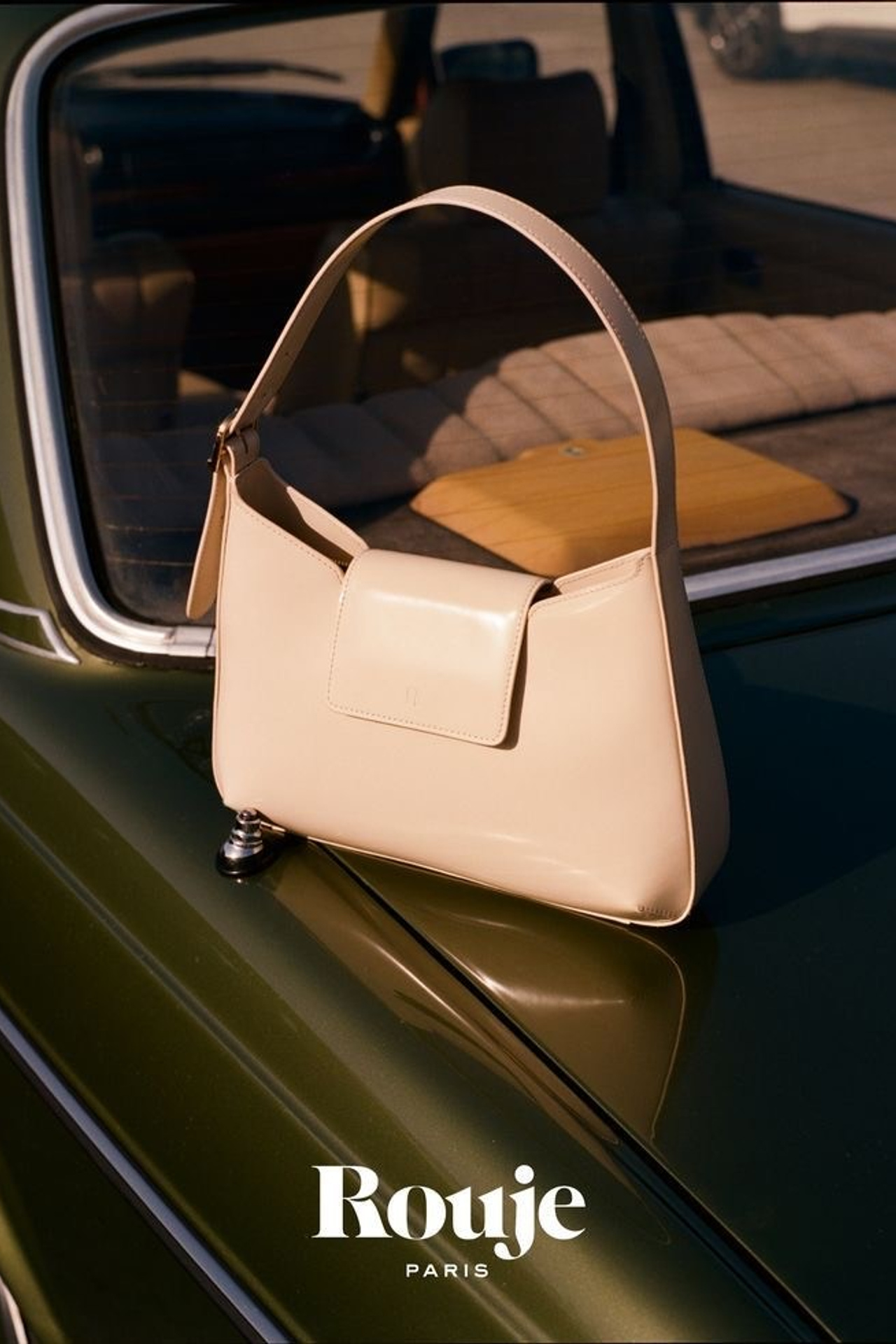 Идея для женских сумок с натуральными материалами и матовым финишем.