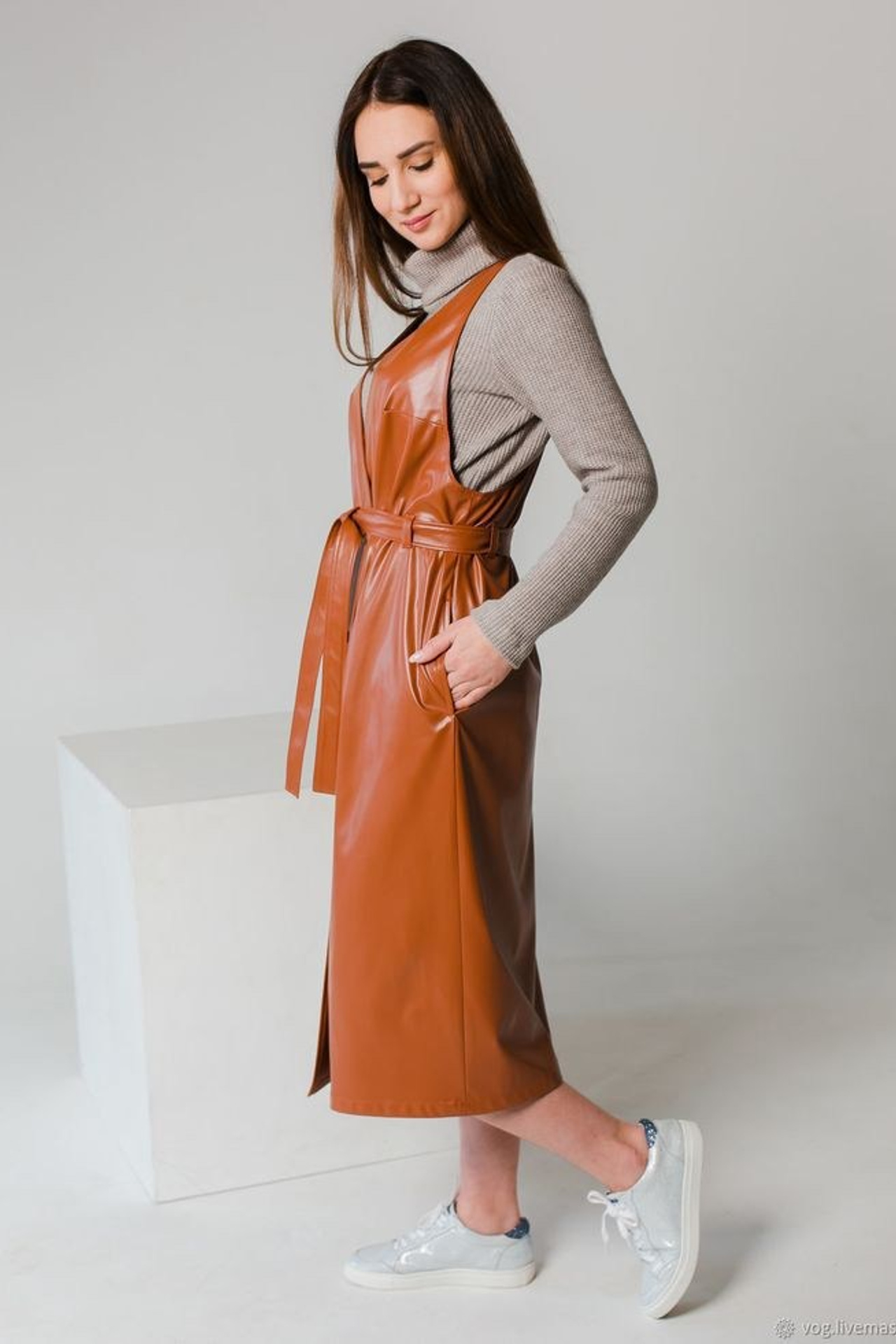 Предметная съемка сарафана на модели с бокового ракурса для демонстрации кроя