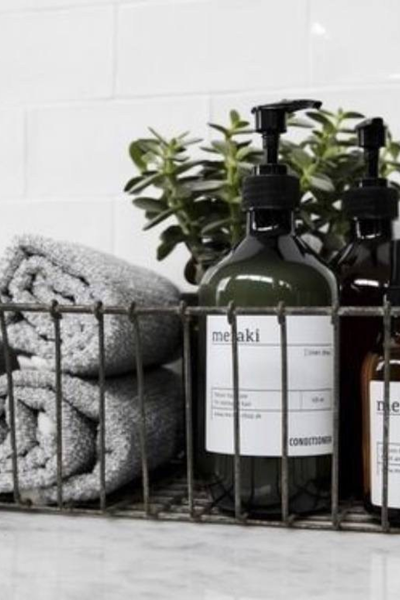 Черные металлические полки для создания контраста