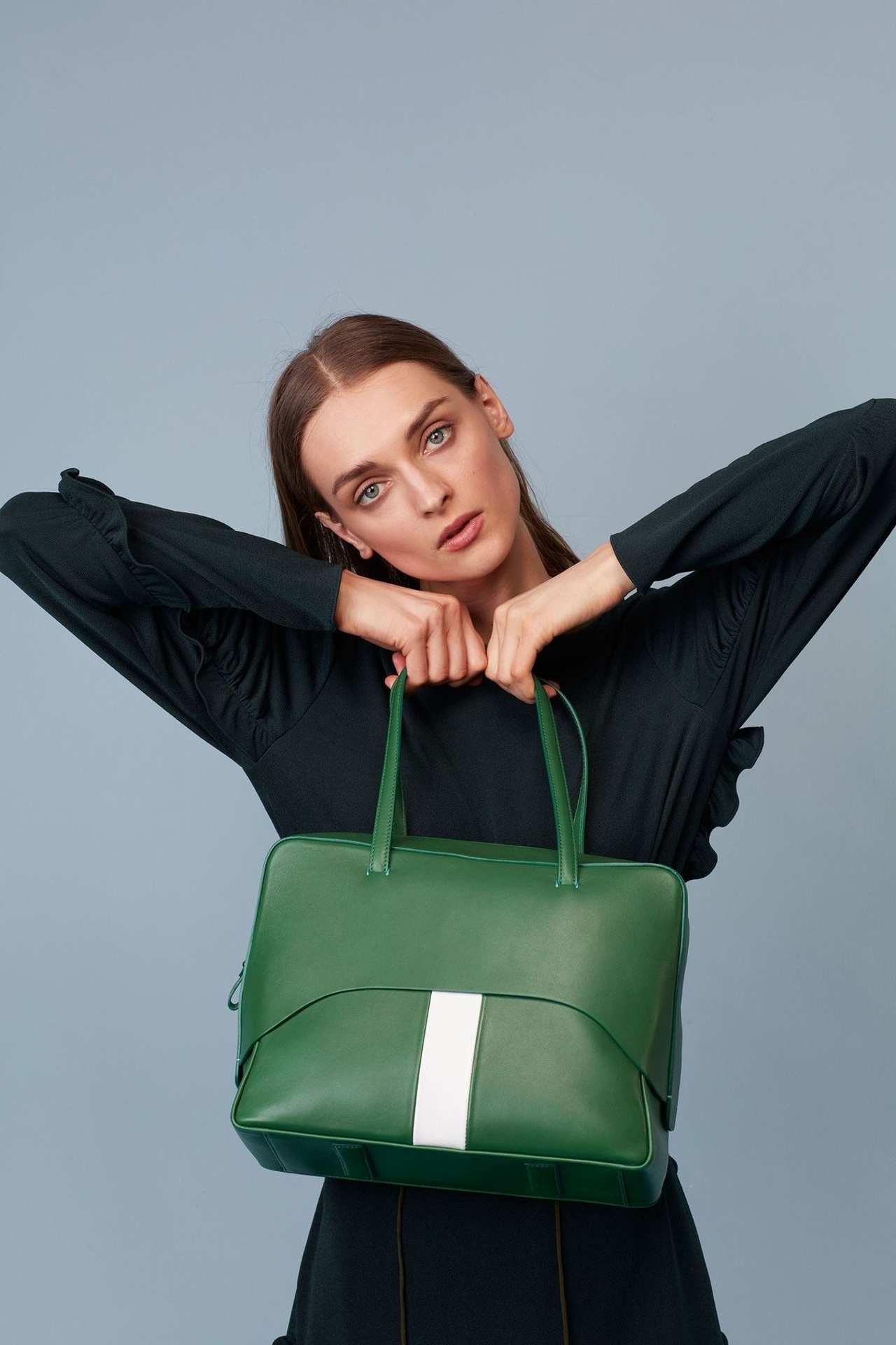 Идея для женских сумок с комбинированными материалами и оригинальной отделкой.