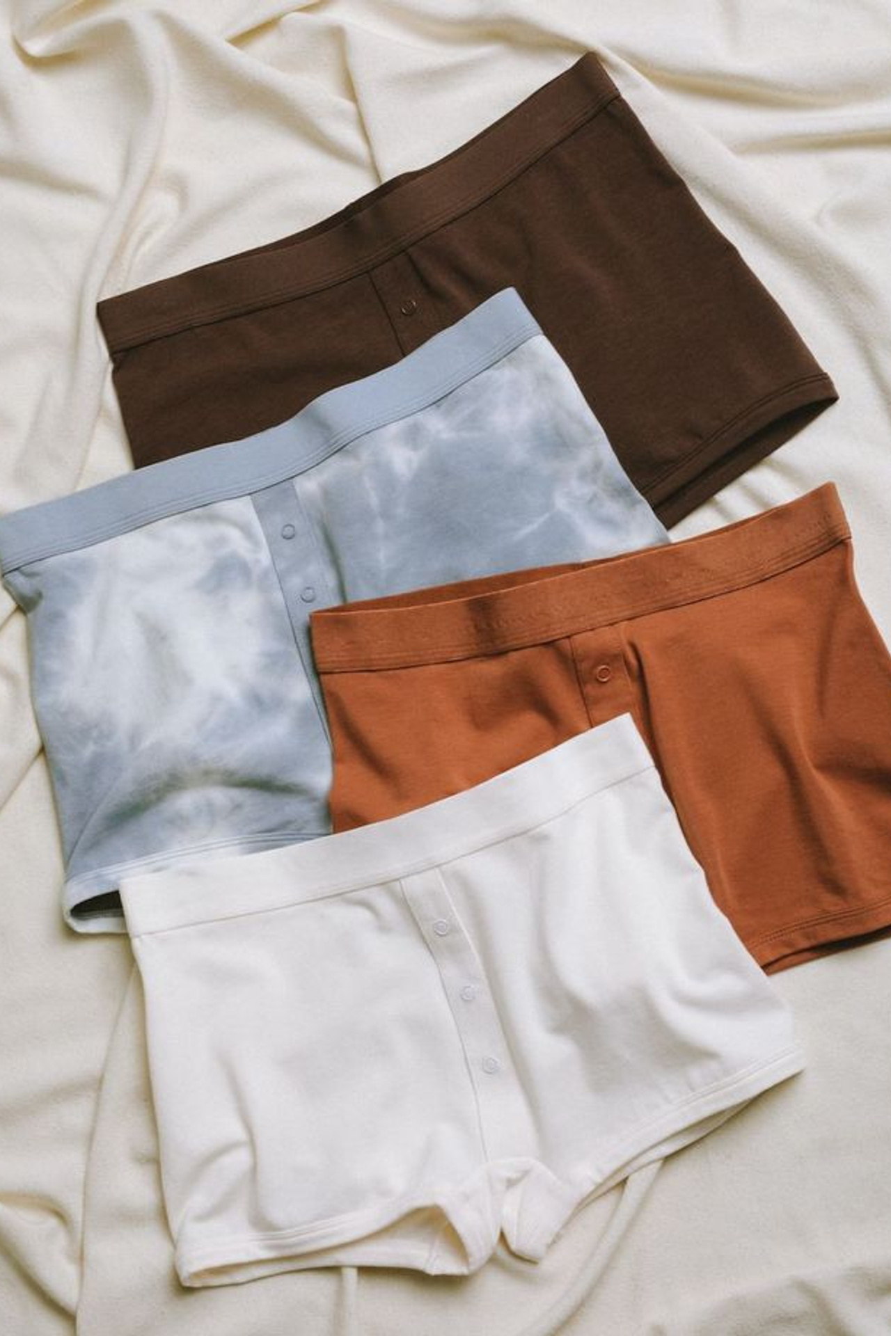 Креативная съемка для демонстрации разнообразия моделей мужских трусов