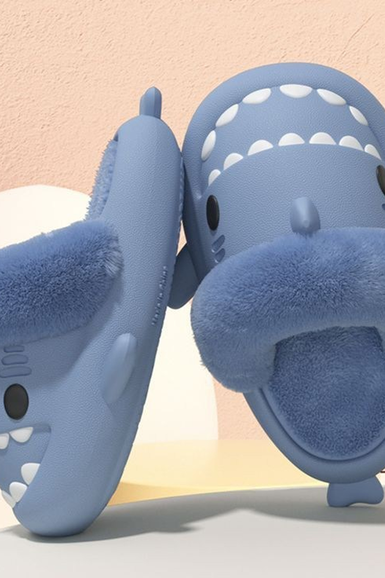 Предметная съемка тапочек с эффектом мягкого света, подчеркивающего плавные линии