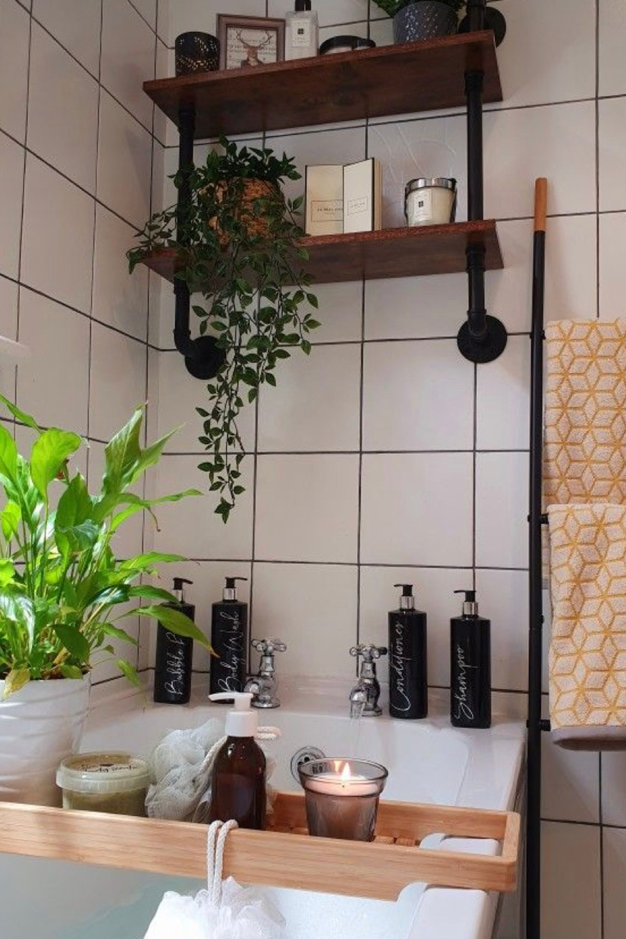 Эстетичные полки с деревянной отделкой и металлическими акцентами