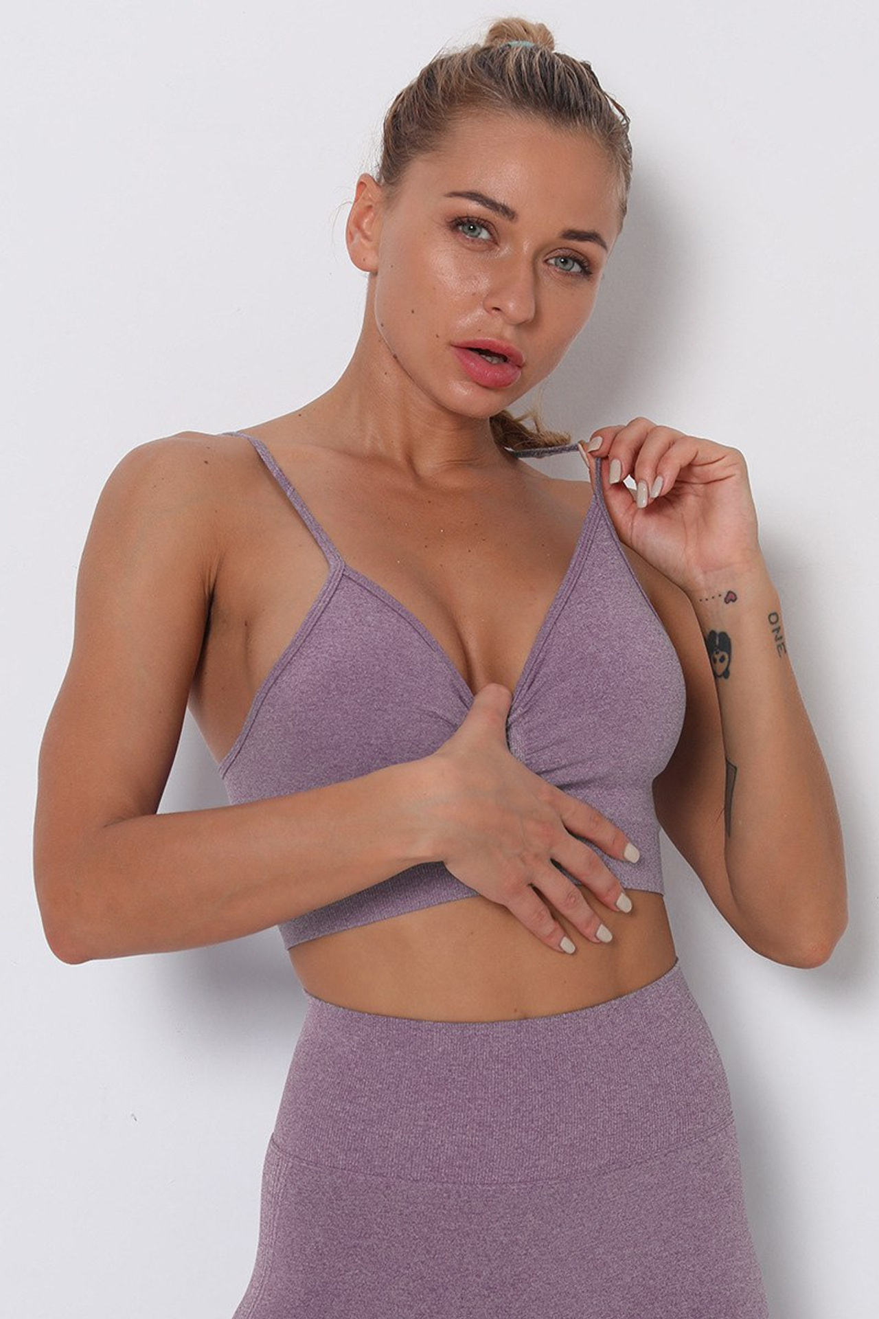 Эстетичная съемка спортивной одежды для демонстрации удобства в активных ситуациях