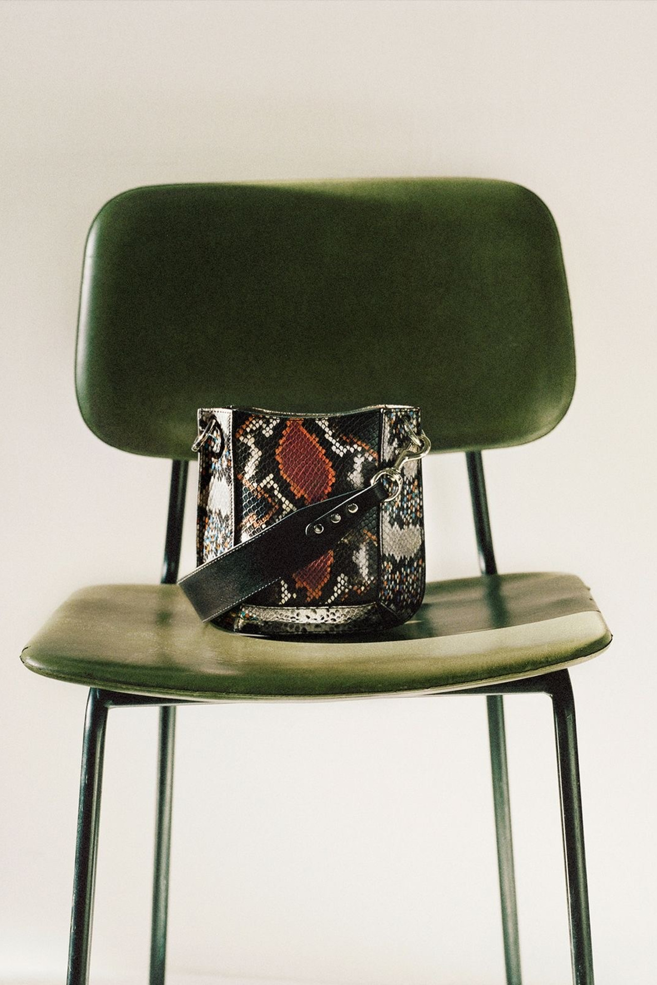 Идея для женской сумки с минималистичным и утонченным дизайном.