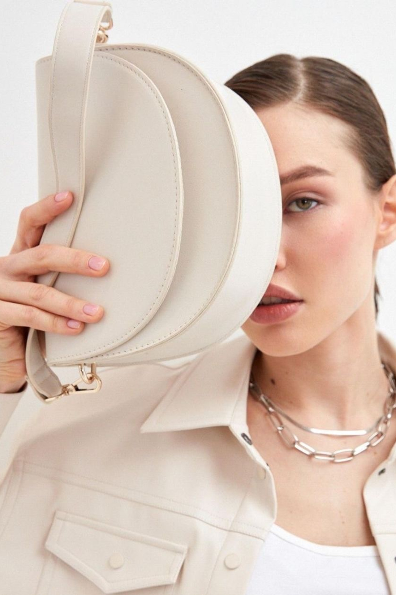 Идея для женской сумки с изящной ручкой и гладким покрытием.