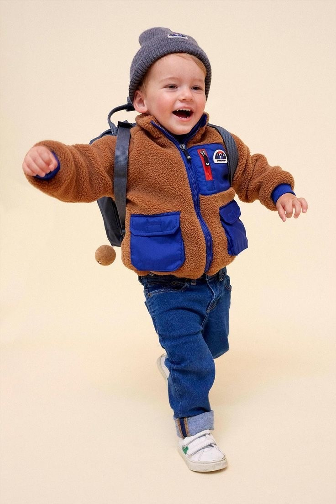 Референс для практичной детской одежды с множеством карманов.