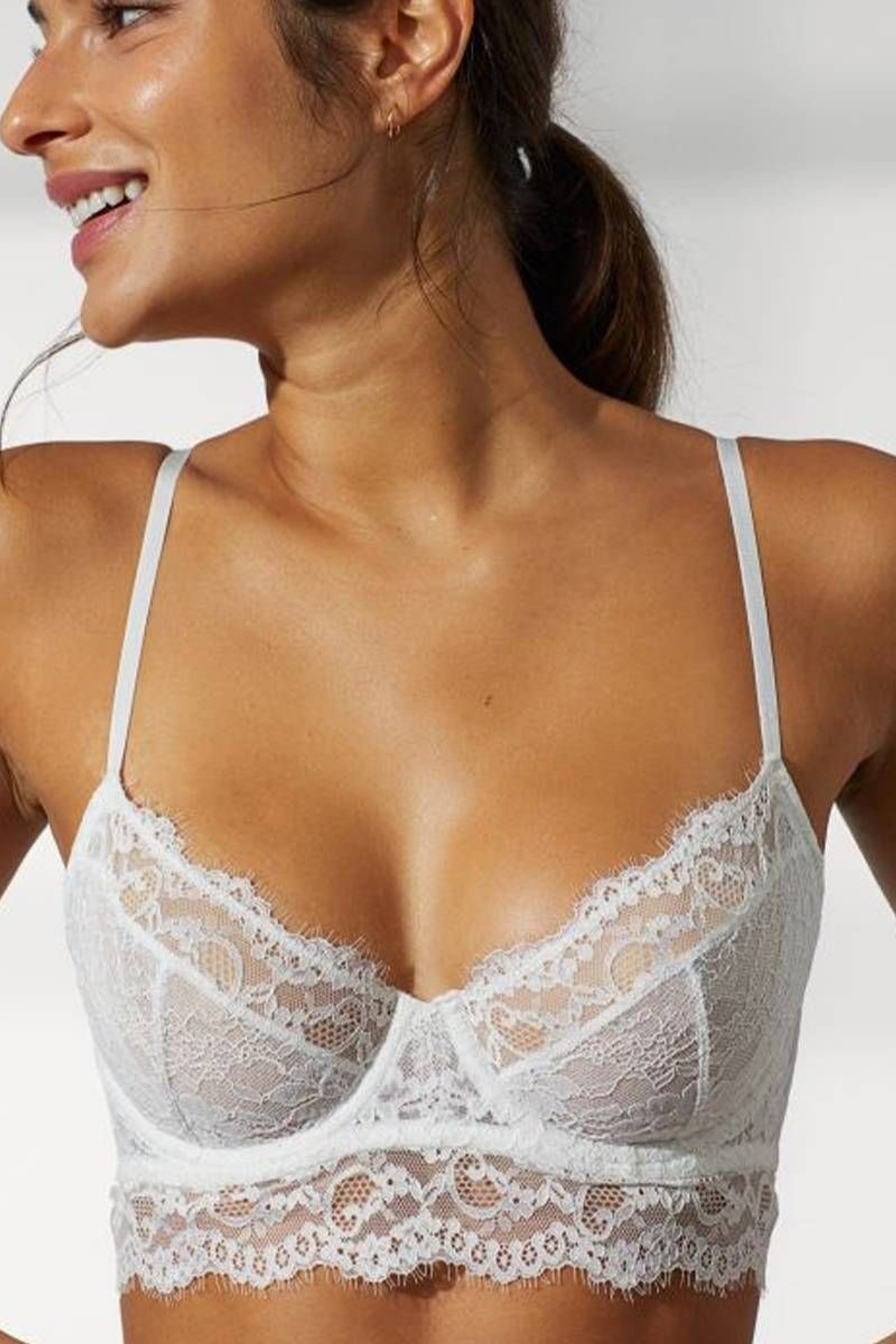 Пример сексуального бюстгальтера с глубоким декольте и нежной кружевной отделкой.