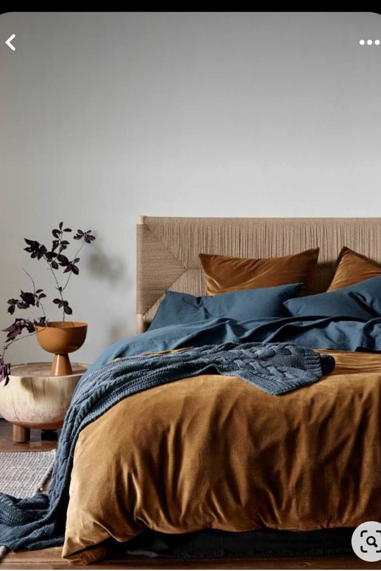 Идея для постельного белья из сатина с гладкой поверхностью в классическом темном цвете.