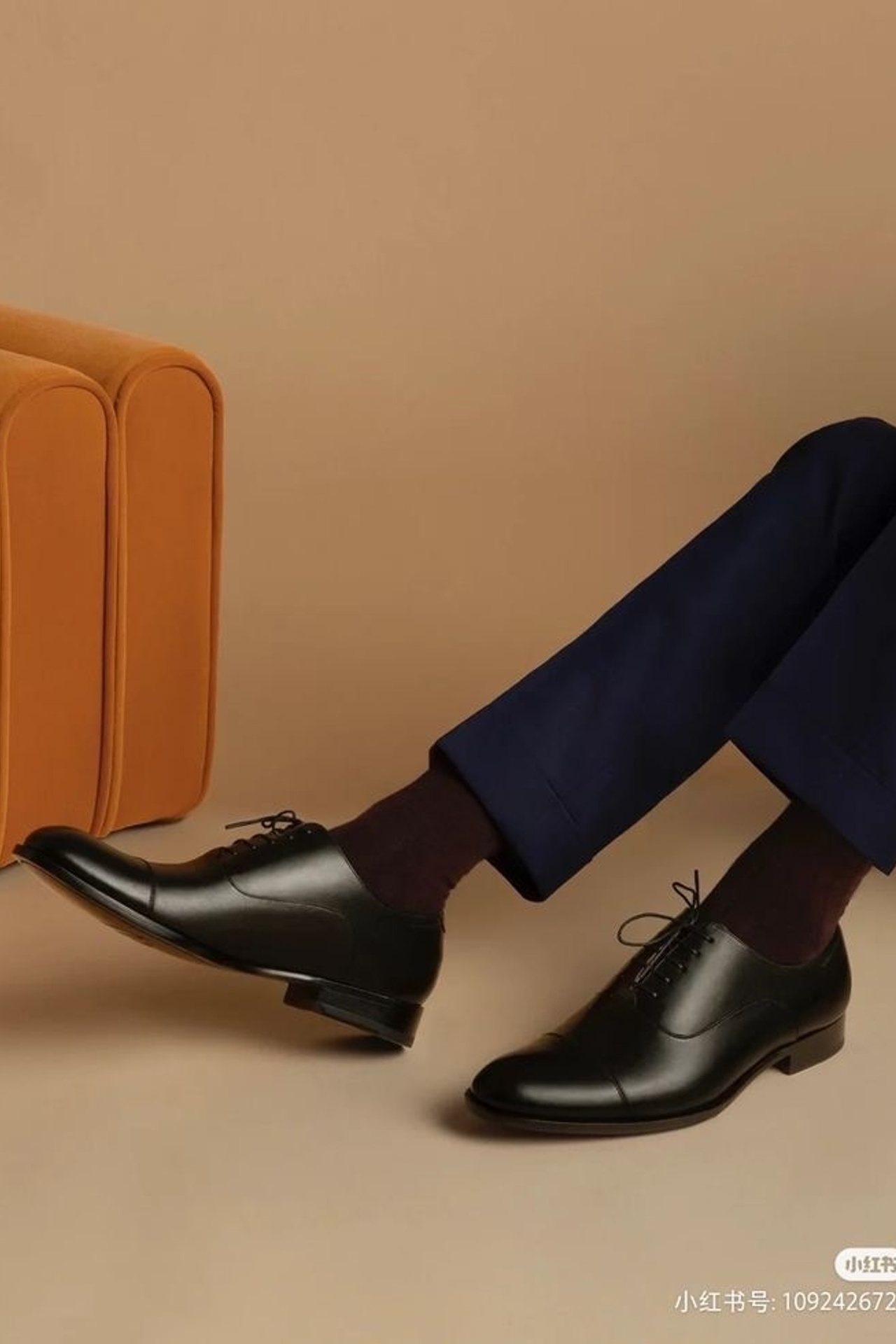 Идея для строгих ботинок на тонкой подошве и без декора.