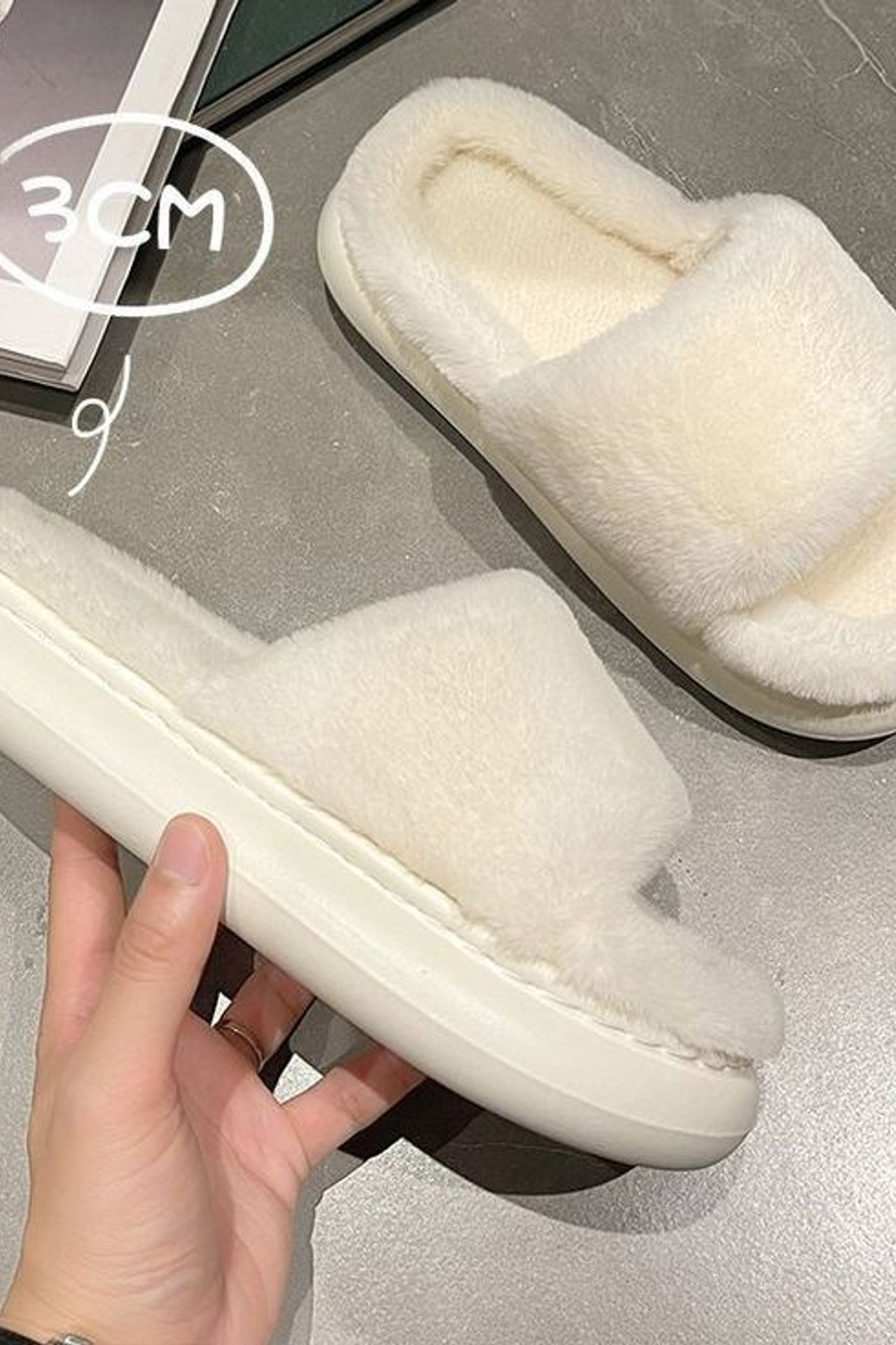 Предметная съемка тапочек с акцентом на внутреннюю подкладку для демонстрации мягкости