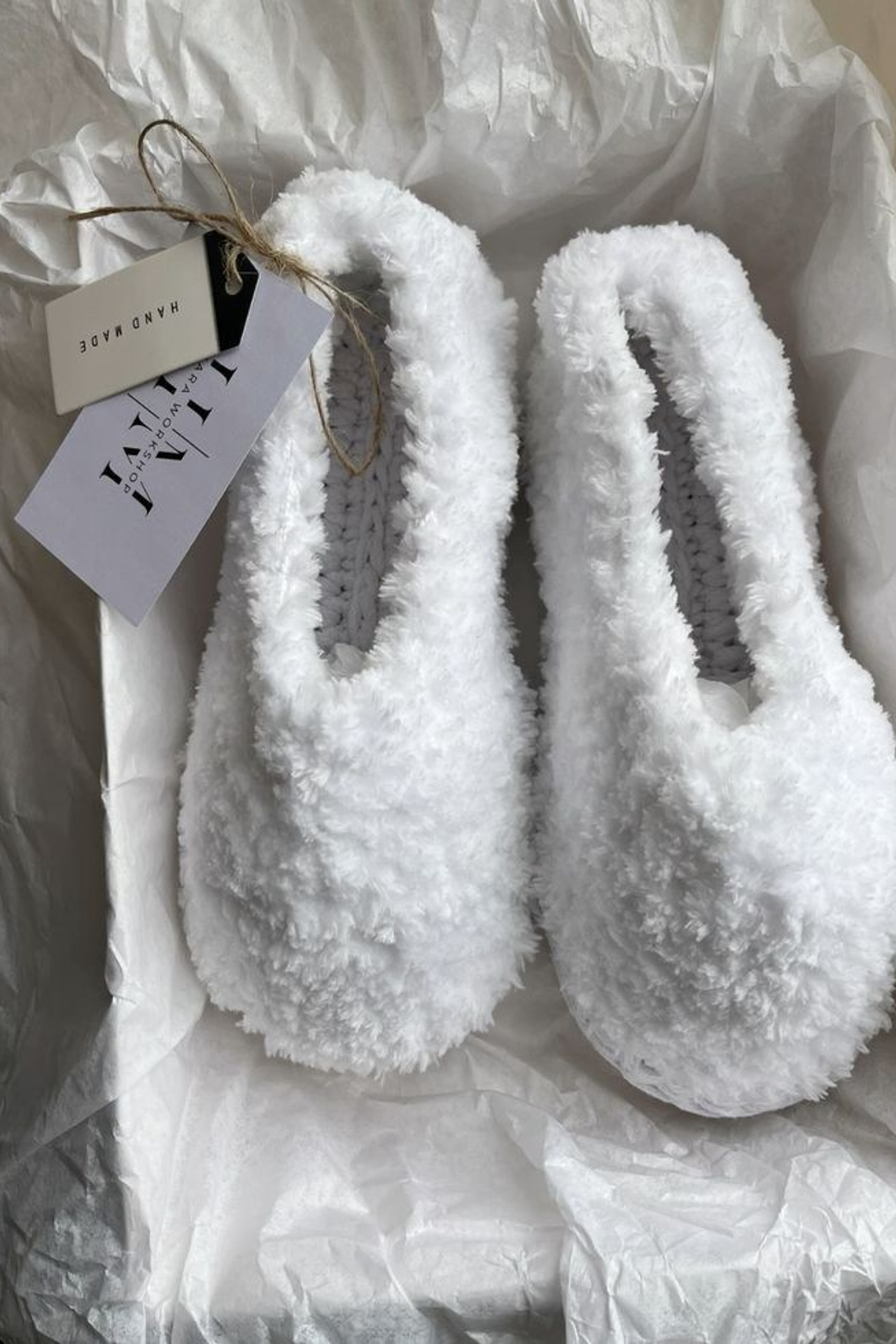 Предметная съемка тапочек с верхнего ракурса, показ деталей дизайна и стиля