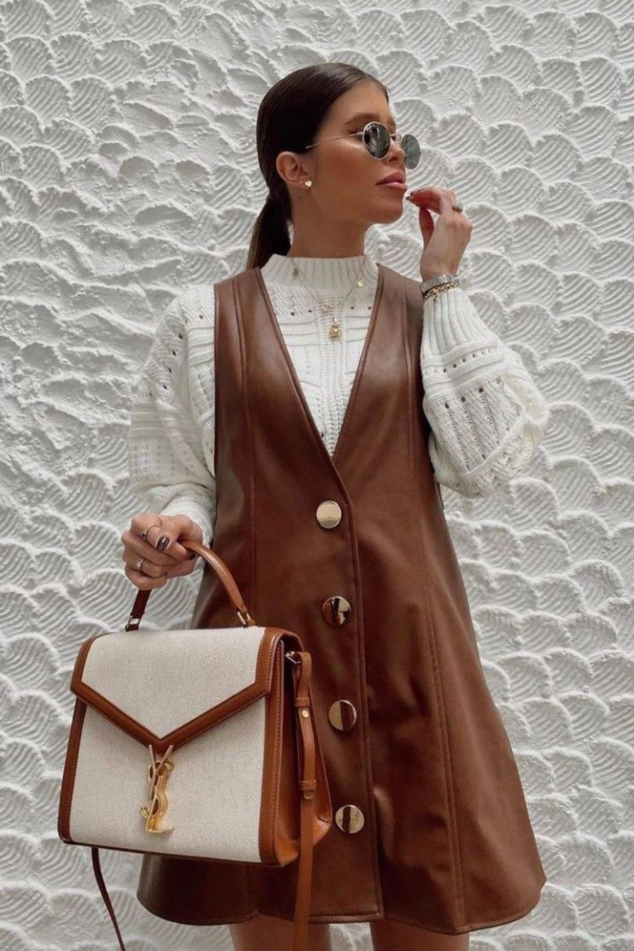 Предметная съемка кожаного сарафана на модели, фокус на силуэте и минималистичном дизайне