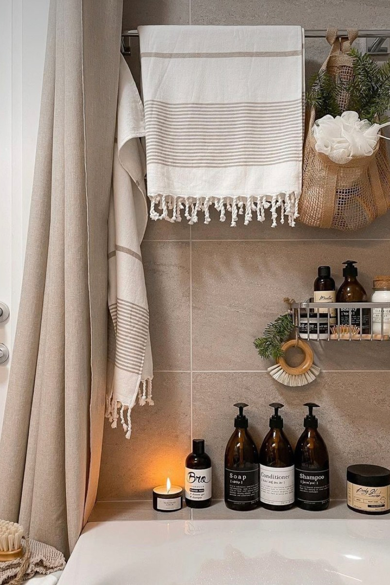 Настенные деревянные полки для компактного хранения