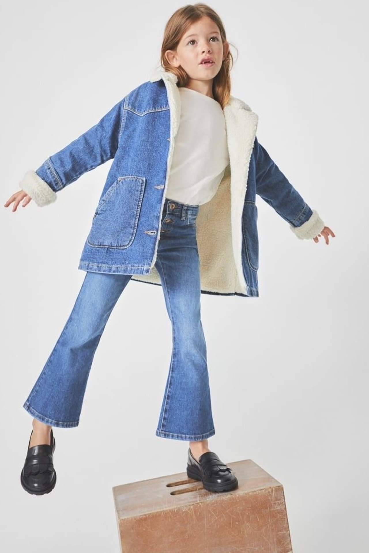 Референс для уютной детской одежды с мягким флисом и капюшоном.