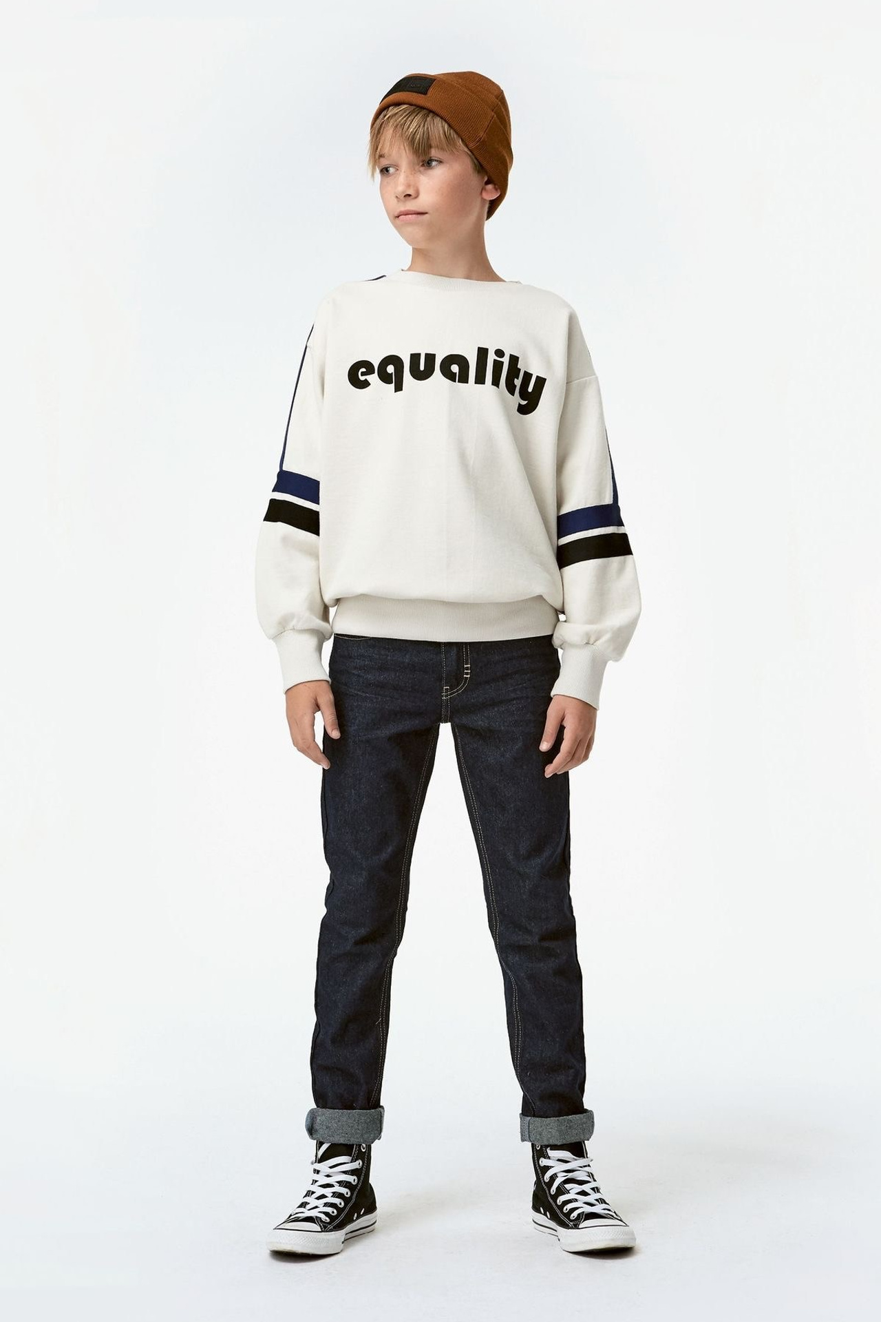 Детская одежда с практичными застежками и удобной посадкой.