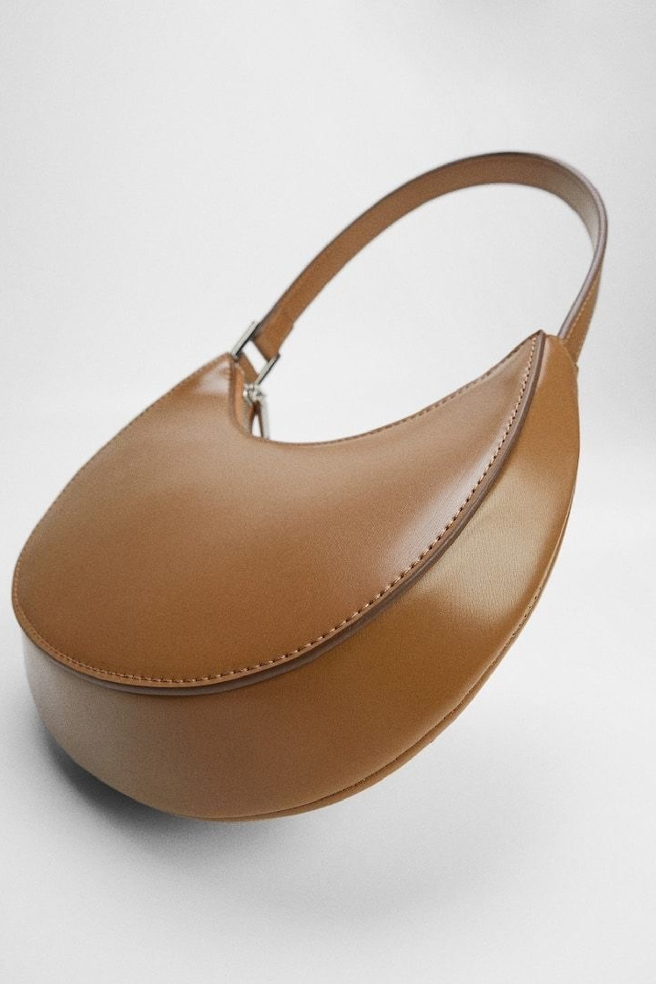 Референс для маленьких женских сумок в минималистичном стиле.