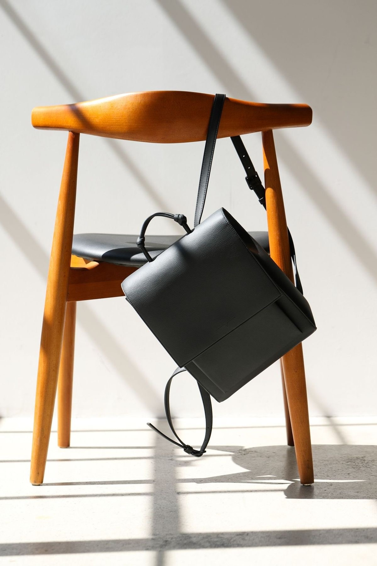 Референс для женской сумки с геометрическим дизайном и яркими цветами.