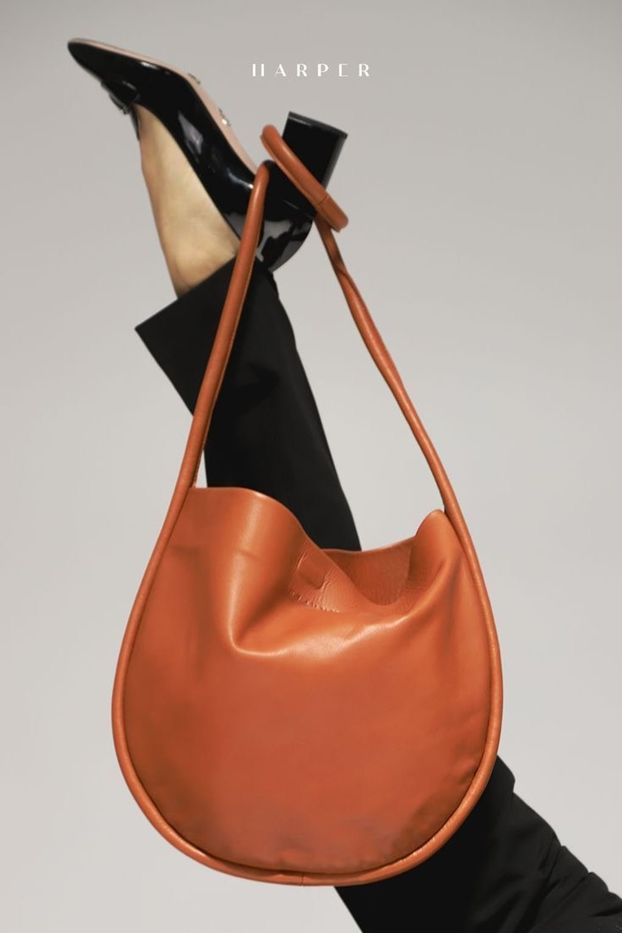 Женские сумки с лаконичным дизайном и мягкими кожаными материалами.