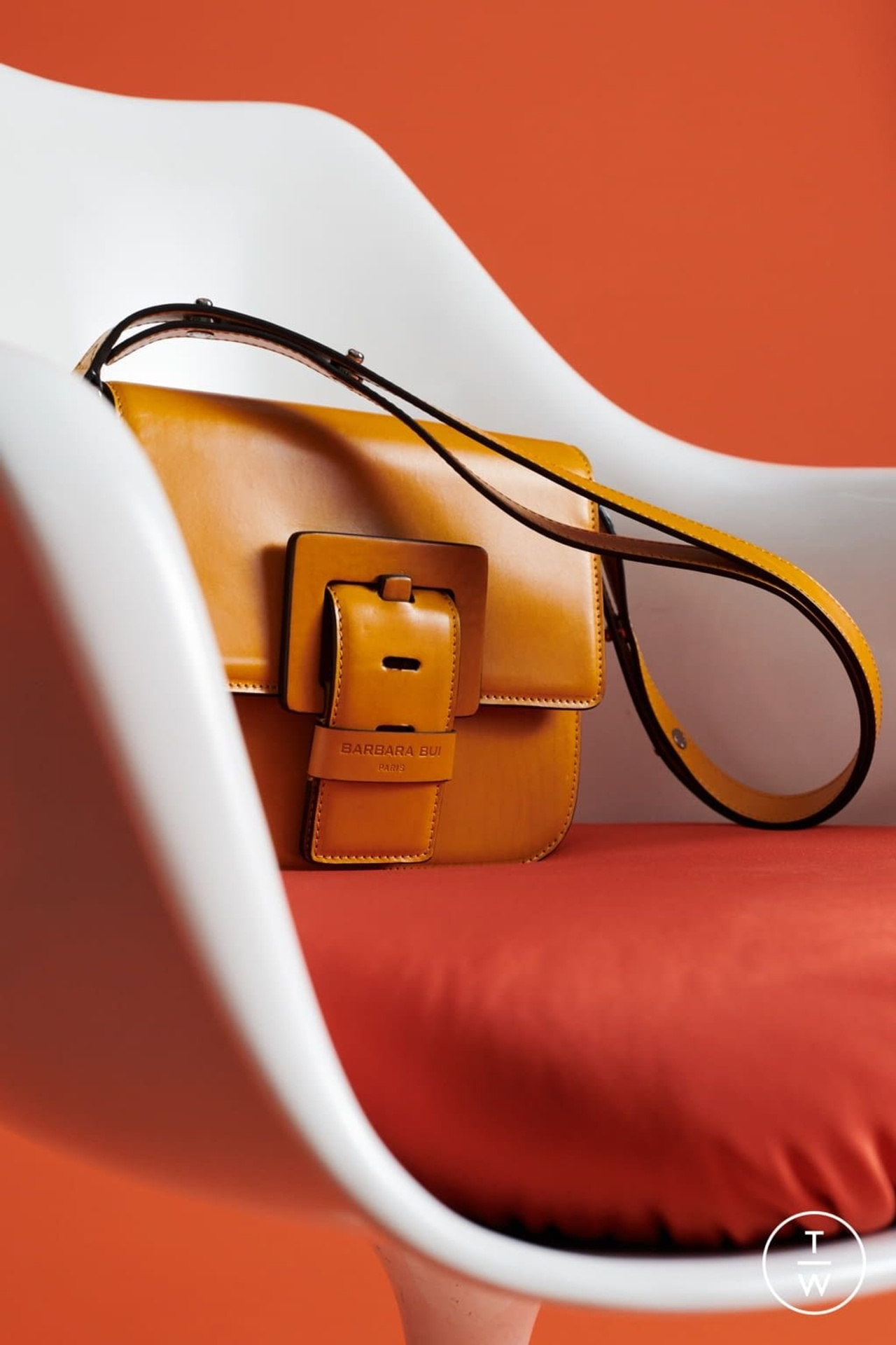 Идея для женских сумок с кожаным ремнем и элегантным стилем.