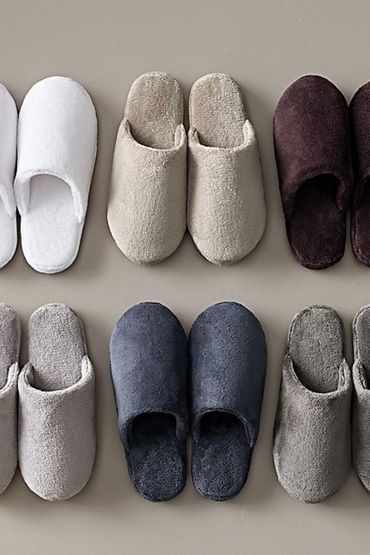 Предметная съемка тапочек с выделением объема и текстуры ворсистой поверхности