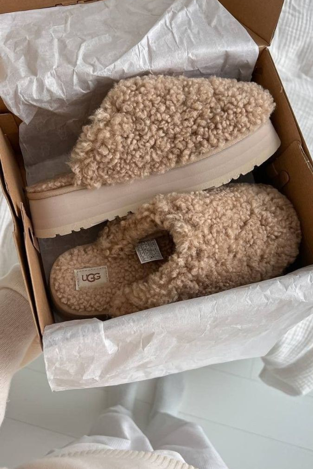 Предметная съемка тапочек в пастельных тонах, создавая ощущение уюта и легкости