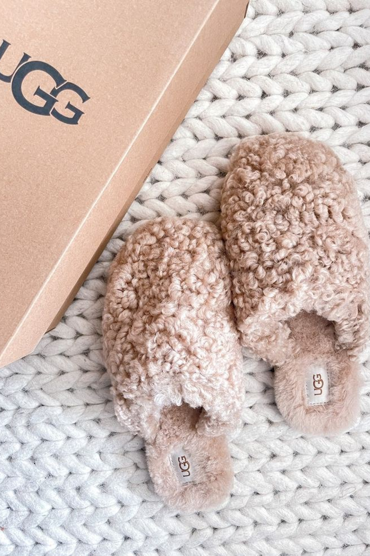 Предметная съемка тапочек с верхнего ракурса, фокус на симметрии и форме изделия