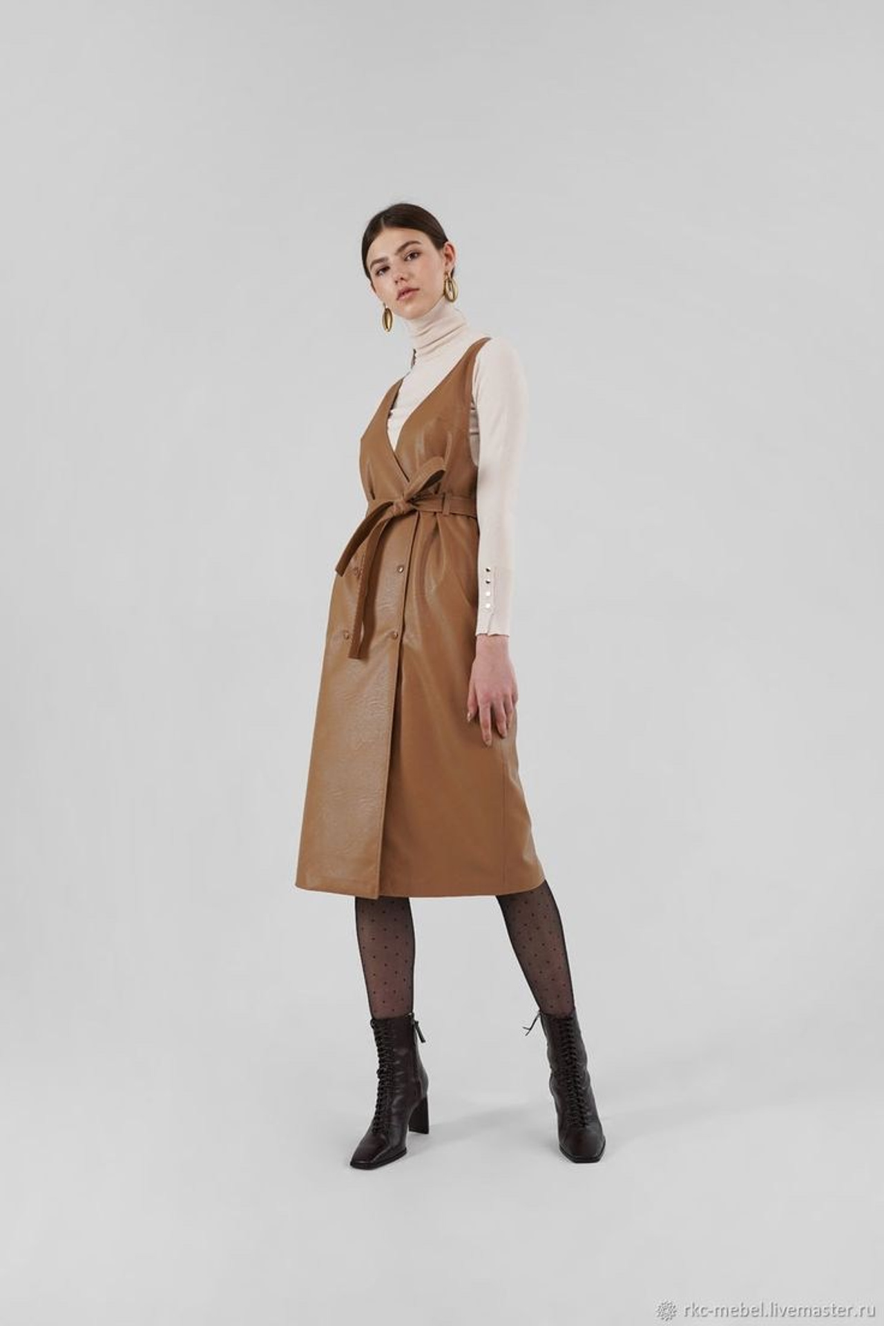 Предметная съемка сарафана на модели с акцентом на текстуру ткани