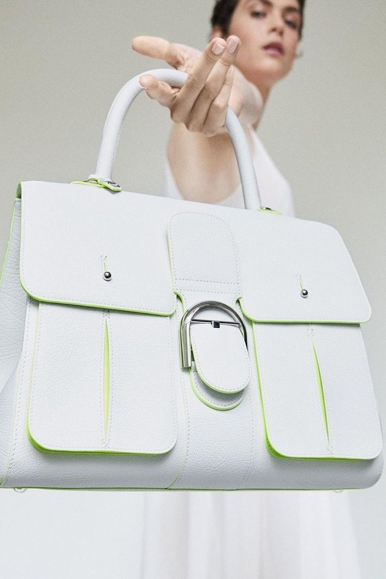 Пример женских сумок с крупной пряжкой и стильными деталями.