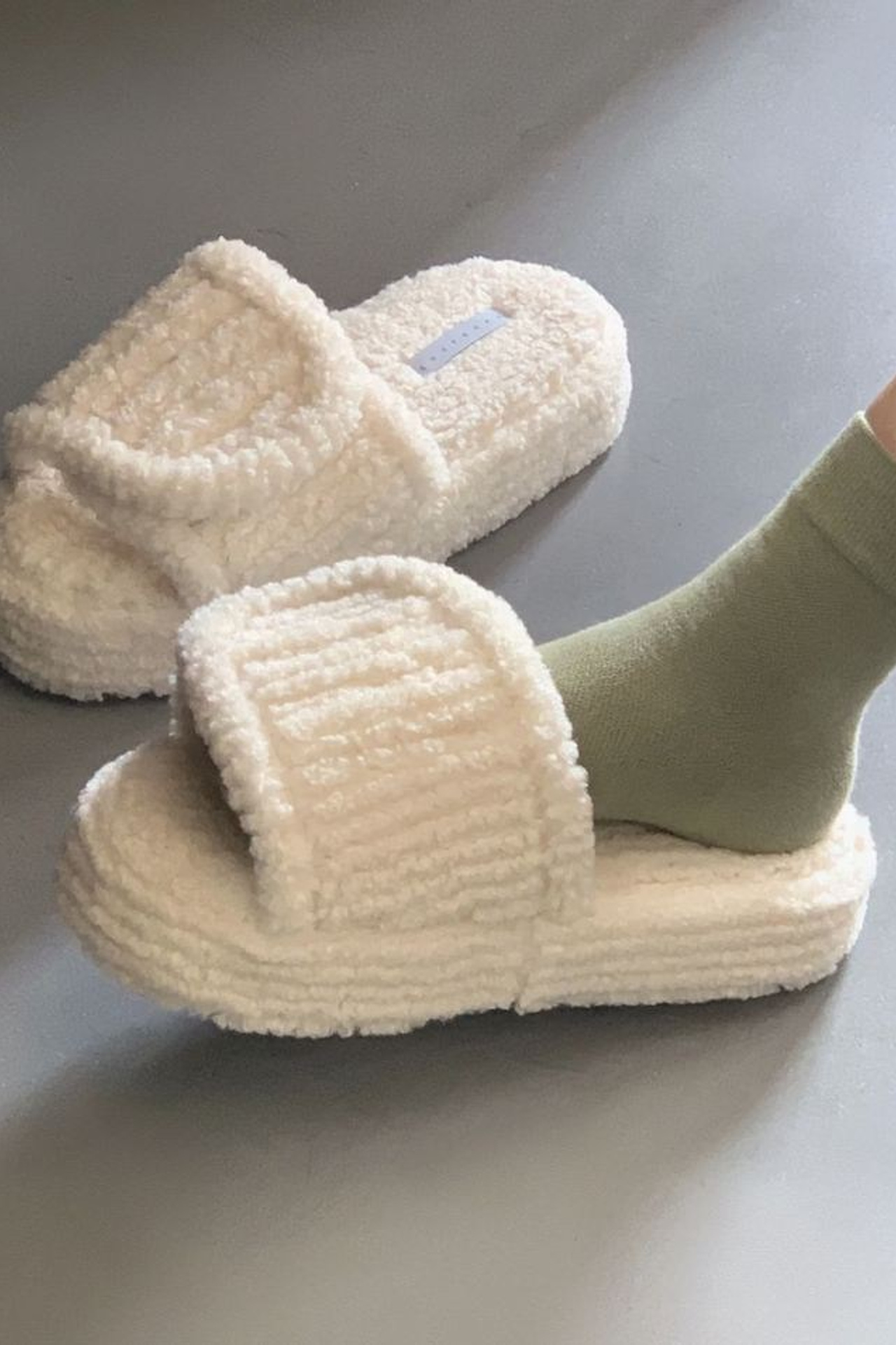 Предметная съемка тапочек с акцентом на декоративные элементы и швы